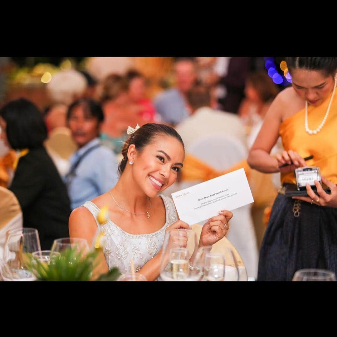 タヤ・ロジャースさんのインスタグラム写真 - (タヤ・ロジャースInstagram)「It was such an honor to attend last weeks Dusit Smile Gala @dusitkrabi where we were entertained by talented local children, an amazing spread of Thai food, live music, and most importantly we raised over half a million baht through a live and silent auction benefiting @OperationSmileThailand 😄 Mama Starling and I won three of the live auctions 😉 Incredibly grateful to everyone who came and everyone involved in making Dusit Smile night happen! 🙏🏼😄💙 ขอขอบคุณโรงแรมดุสิตธานี กระบี่ บีช รีสอร์ท @dusitkrabi ได้จัดงานดุสิต สมายล์ไนท์ ซึ่งเป็นงานประมูลบัตรกำนัลห้องพักและอื่น ๆ โดยรายได้ส่วนหนึ่งสนับสนุนมูลนิธิสร้างรอยยิ้ม เพื่อสมทบทุนช่วยเหลือค่าผ่าตัดรักษาให้กับผู้ป่วย ที่มีภาวะปากแหว่งเพดานโหว่ 😊」7月12日 11時46分 - tayastarling