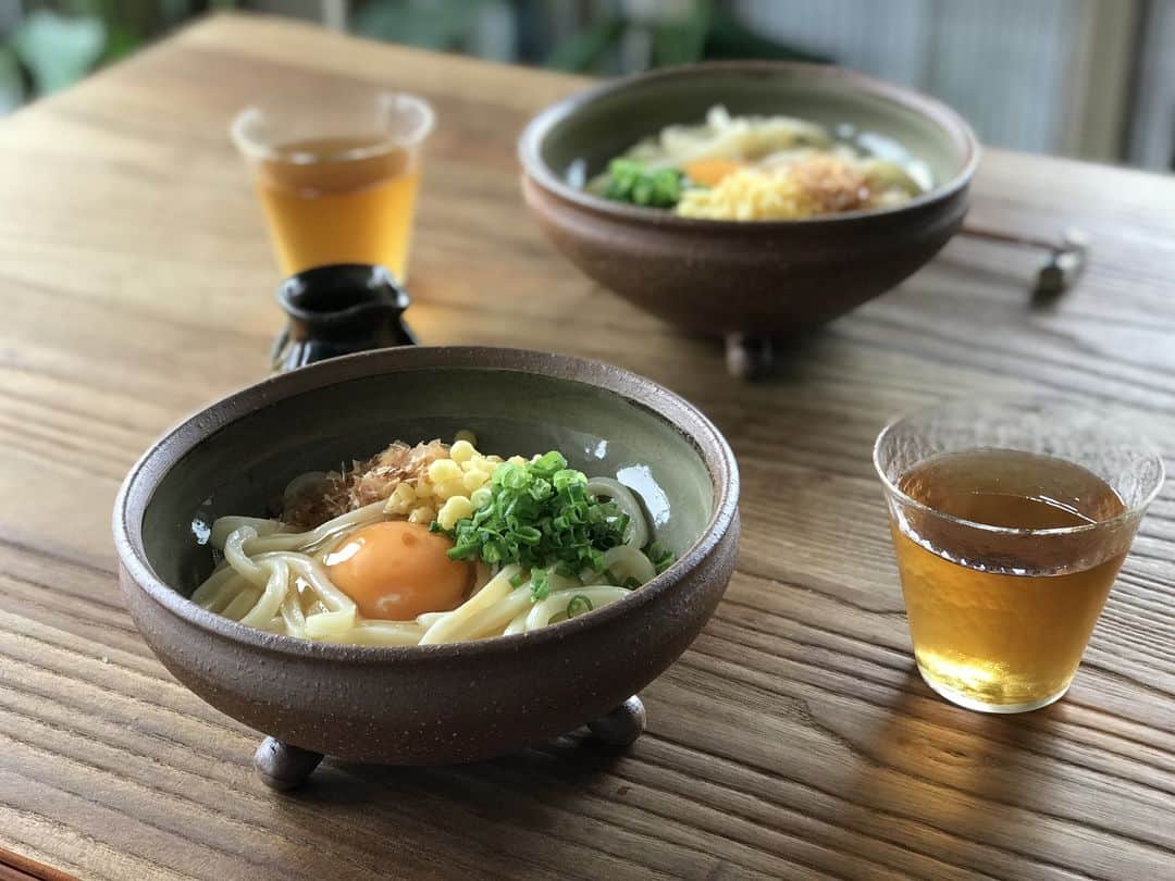 Komerco-コメルコ-さんのインスタグラム写真 - (Komerco-コメルコ-Instagram)「. #純手打ちうどんよしや #秘密のケンミンSHOW で紹介されました🎉 . 香川県丸亀市に製麺所を構え、地元の方に愛されている #純手打ちうどんよしや 。 さすが香川うどん！と思わせてくれるコシと存在感が魅力です！ . 醤油と食べ方ガイド付き✨ 本場の臨場感あふれるうどんがお家でいつでも楽しめますよ💓 . #komerco #コメルコ #麺  #麺好き #丸亀 #讃岐うどん #香川 #クックパッド #cookpad #毎日の料理を楽しみにする #instafood  #recipe #レシピ#手作り料理 #手づくり #おうちごはん #今日のごはん #cooking  #cook #暮らし #旬#料理好きな人と繋がりたい #豊かな食卓 #いつものいただきますを楽しく#cookpad #クックパッド」7月12日 12時00分 - komerco_official