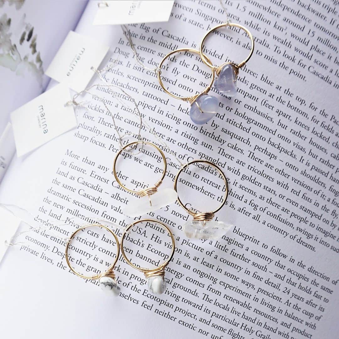 タピエスタイルさんのインスタグラム写真 - (タピエスタイルInstagram)「タピエスタイル東京丸の内店です。 「marina JEWELRY」の新作のご紹介。 《14kgf*Crystal Quartz icicles ring》  トレンドのクリア系アクセサリー。 自然が生み出した氷柱カットが１粒１粒異なる全て一点物のリングです。  ワイヤーラッピングすることで、トップモチーフが際立ち、 モダンで洗練された雰囲気なので、日常使いにも最適です。  リング部分は細腕のため、お手持ちの他のリングとの重ねづけもしやすく、 様々なコーディネートをお楽しみ頂けます。  リングサイズは、9号、11号、13号、15号のご用意です。 《Turquoise x Wine Tagua Nuts pierced earring / earr pierce》  夏らしい天然素材のイヤーアイテム。 ヤシの実のスライスに、アサイーの実をラッピングしたキャッチーなピアスです。  大ぶりで目を引くアイテムですが、 自然素材なので可愛くなりすぎず、 幅広い年齢層の方にお召し頂けます。 （同シリーズは、女優の上白石萌音さんにTV出演時にお召し頂いています。） 皆様のご来店をお待ちしております。  #タピエスタイル  #タピエスタイル東京丸の内店 3階 #丸ビル  #丸の内ビルディング  #東京駅  #ハンドメイドアクセサリー  #handmadeaccessory  #marinaJEWELRY  #天然石  #ゾウゲヤシの実  #アサイー」7月12日 12時01分 - tapiestyle