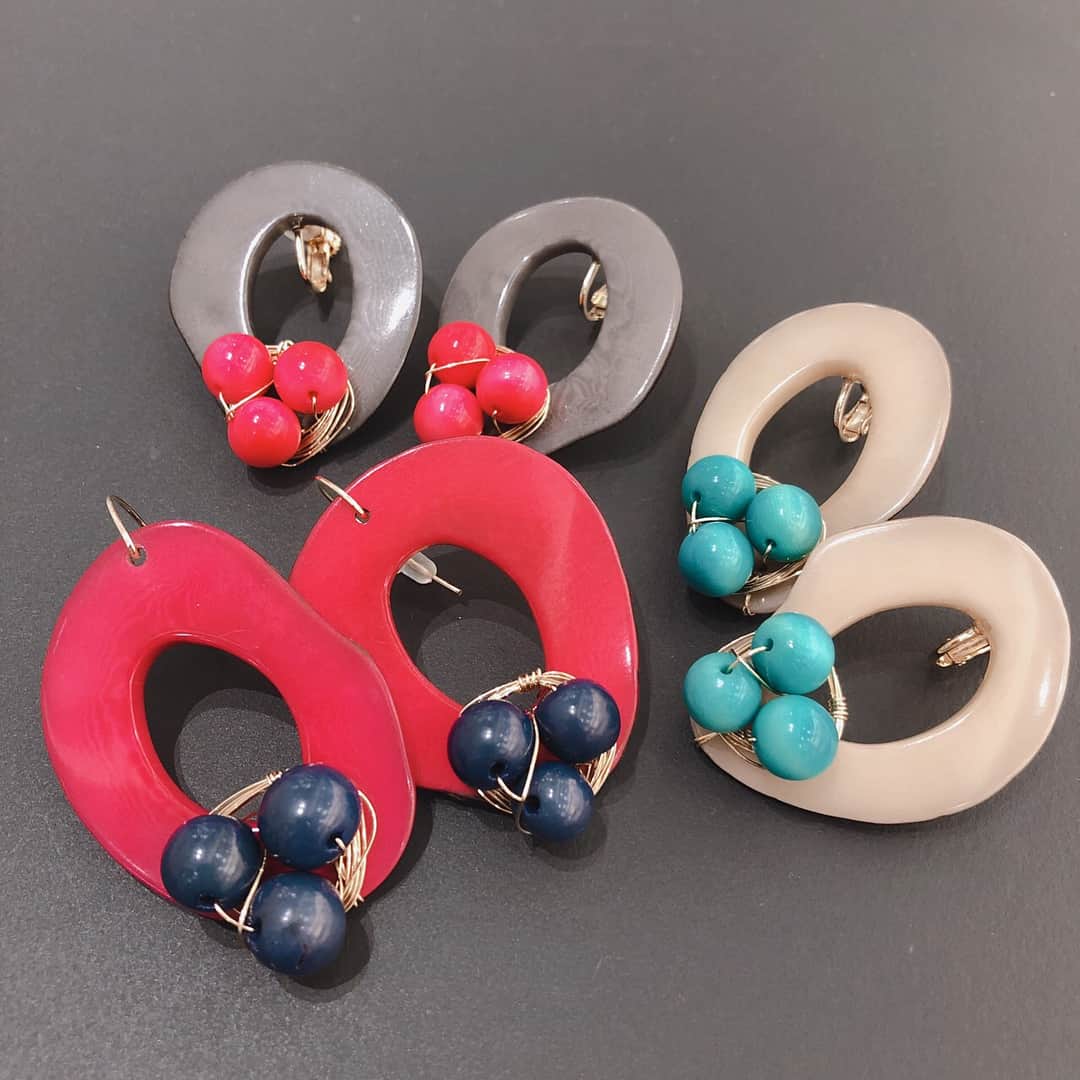 タピエスタイルさんのインスタグラム写真 - (タピエスタイルInstagram)「タピエスタイル東京丸の内店です。 「marina JEWELRY」の新作のご紹介。 《14kgf*Crystal Quartz icicles ring》  トレンドのクリア系アクセサリー。 自然が生み出した氷柱カットが１粒１粒異なる全て一点物のリングです。  ワイヤーラッピングすることで、トップモチーフが際立ち、 モダンで洗練された雰囲気なので、日常使いにも最適です。  リング部分は細腕のため、お手持ちの他のリングとの重ねづけもしやすく、 様々なコーディネートをお楽しみ頂けます。  リングサイズは、9号、11号、13号、15号のご用意です。 《Turquoise x Wine Tagua Nuts pierced earring / earr pierce》  夏らしい天然素材のイヤーアイテム。 ヤシの実のスライスに、アサイーの実をラッピングしたキャッチーなピアスです。  大ぶりで目を引くアイテムですが、 自然素材なので可愛くなりすぎず、 幅広い年齢層の方にお召し頂けます。 （同シリーズは、女優の上白石萌音さんにTV出演時にお召し頂いています。） 皆様のご来店をお待ちしております。  #タピエスタイル  #タピエスタイル東京丸の内店 3階 #丸ビル  #丸の内ビルディング  #東京駅  #ハンドメイドアクセサリー  #handmadeaccessory  #marinaJEWELRY  #天然石  #ゾウゲヤシの実  #アサイー」7月12日 12時01分 - tapiestyle