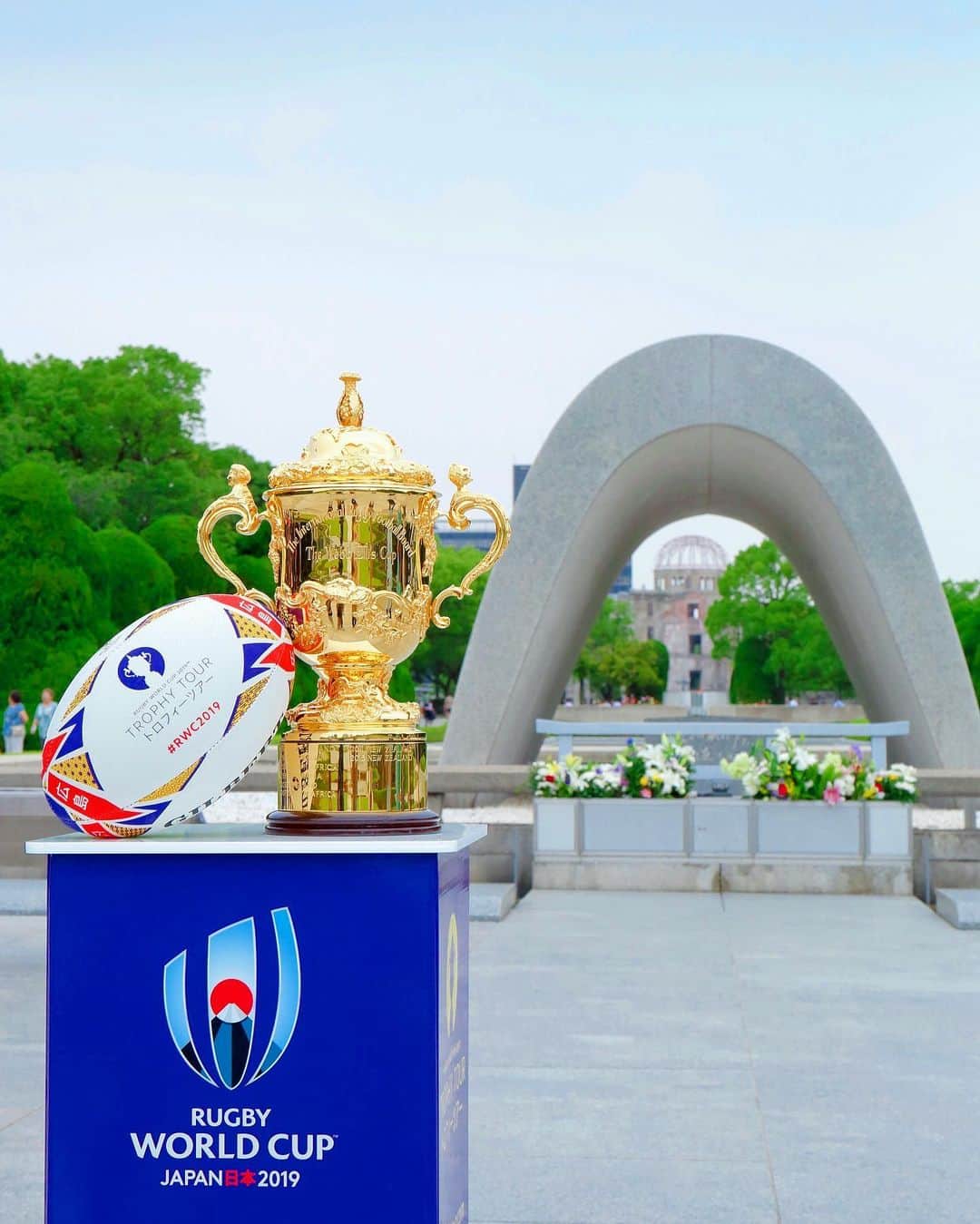 ラグビーワールドカップさんのインスタグラム写真 - (ラグビーワールドカップInstagram)「. 🏆#トロフィーツアー 広島編🏆 . ウェブ・エリス・カップは広島へ。 平和記念公園を訪問しました。 . #RWC2019 #Rugby #Rugbygram #Sport #Hiroshima #HiroshimaPeaceMemorial #Peace #ラグビー #広島 #平和記念公園」7月12日 12時01分 - rugbyworldcupjp