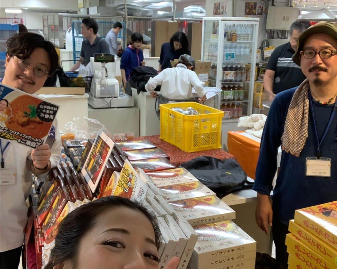 一条もんこさんのインスタグラム写真 - (一条もんこInstagram)「東武百貨店池袋店 『カレーとうつわと』。 今回の催事では、レトルトカレーだけで約550種類を取り揃えています。 今日は15時からにしきやの竹田さんとトークショーをします！  今回レトルトカレーを販売しているのが、 北野エースさん、 にしきやさん、 36チャンバーズオブスパイス。  世界各国、日本全国、名店のカレーがレトルトカレーで購入することができます＾＾ 賞味期限も長いので、買い置きにも最適。贈り物にも喜ばれますね(*^_^*) 私はチーム36チャンバーズであしたのカレー他、ファミリーのカレーを販売しています。ご試食もできますので是非どうぞ♡ 関東の百貨店では初めてのもんこタワーを作りました。圧がすごい。 #カレー#東武百貨店池袋店#カレーとうつわと#レトルトカレー#催事#イベント#北野エース#にしきや#36チャンバーズオブスパイス#あしたのカレー#もんこタワー#圧がすごい#一条もんこ」7月12日 12時08分 - monko1215