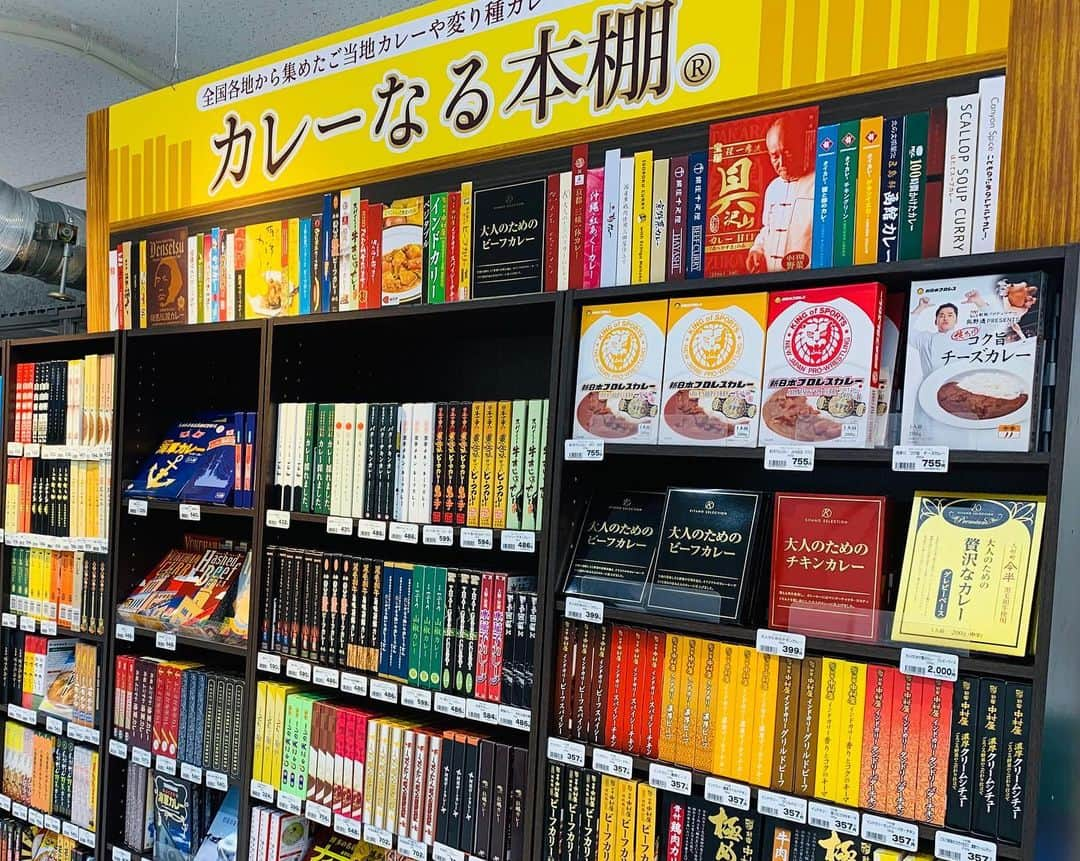 一条もんこさんのインスタグラム写真 - (一条もんこInstagram)「東武百貨店池袋店 『カレーとうつわと』。 今回の催事では、レトルトカレーだけで約550種類を取り揃えています。 今日は15時からにしきやの竹田さんとトークショーをします！  今回レトルトカレーを販売しているのが、 北野エースさん、 にしきやさん、 36チャンバーズオブスパイス。  世界各国、日本全国、名店のカレーがレトルトカレーで購入することができます＾＾ 賞味期限も長いので、買い置きにも最適。贈り物にも喜ばれますね(*^_^*) 私はチーム36チャンバーズであしたのカレー他、ファミリーのカレーを販売しています。ご試食もできますので是非どうぞ♡ 関東の百貨店では初めてのもんこタワーを作りました。圧がすごい。 #カレー#東武百貨店池袋店#カレーとうつわと#レトルトカレー#催事#イベント#北野エース#にしきや#36チャンバーズオブスパイス#あしたのカレー#もんこタワー#圧がすごい#一条もんこ」7月12日 12時08分 - monko1215