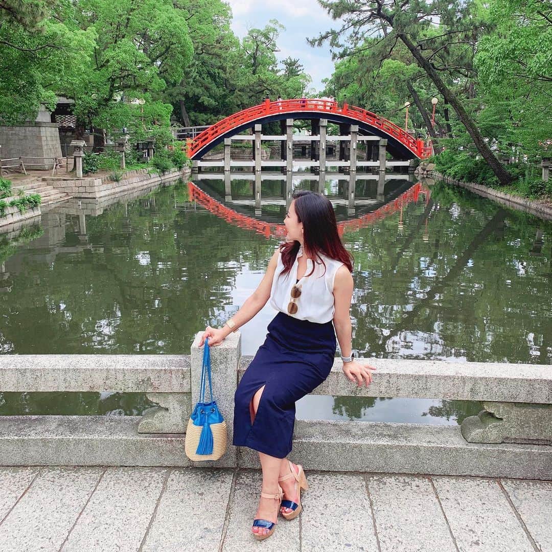 長嶺菜菜子のインスタグラム：「﻿ 池に落ちないか﻿ 実はしっかり手に力入れています( '∀︎' )﻿ ﻿ ﻿ 私﻿ 体系的にタイトスカートがしっくりくるんだよね😎﻿ ﻿ ﻿ ここのタイトスカートのNAVY﻿ @basementonline﻿ ﻿ ﻿ スリット入ってるから綺麗めに着れるし﻿ めちゃくちゃスタイル良く見える！！！！﻿ ☝️﻿ ここ重要ポイント👏👏﻿ ﻿ ﻿ 身長153cmのチビだから﻿ バランスよくスカートでコーディネートするのはなかなか難しいんだけど﻿ この子は優秀でやんした🙆‍♀️🙆‍♀️﻿ ﻿ ﻿ ★------------------------------------------------☆﻿﻿﻿﻿﻿﻿ #でこっぱち #八重歯 #うちなんちゅ #沖縄人﻿ #153センチ #ちびーず﻿ #夏コーデ #コーディネート﻿ #紺色スカート #スカート #タイトスカート﻿ #スリットスカート #ベースメートオンライン﻿ #basementonline﻿」
