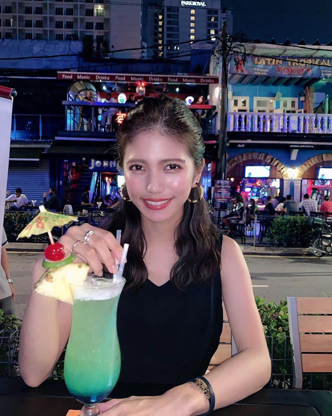 のインスタグラム：「🍹💛 ＊ クアラルンプールでの夜は  バーが立ち並ぶ繁華街へ🌙 海外で飲むお酒は、 何が出てくるかわからない😂笑 (けどそれも楽しい←) ＊ どこも人が多くて賑やかやし 地元の人ばっかりでもなくて、 いろんな国の人がいたよ🙆🏻‍♀️ ＊ ＊ ＊ #マレーシア #マレーシア旅行 #クアラルンプール #旅行 #女子旅 #タビジョ #trip #tabijyo #tabimuse #traveler #instagood #marika_trip」