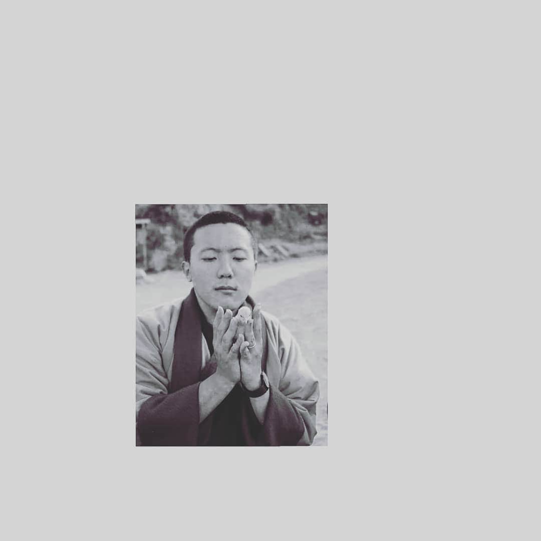 信國太志のインスタグラム：「Touching pinky fingers is absolute mudra and mudra of darmadhatu because it encompasses whole and it emarge spontaneously as expression of compassion. Happy birthday to precious Dilgo Khyentse Yangsi rinpoche and omniscient Guru Padmasambhava.」