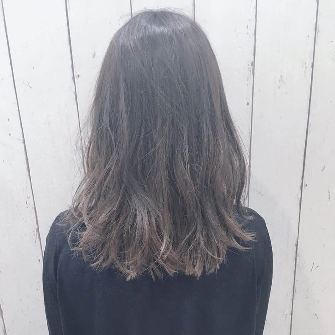 西村季里子のインスタグラム：「・ ✂︎♡✂︎♡✂︎♡✂︎♡✂︎♡✂︎♡✂︎♡✂︎ 金髪プリンロングヘアーから バッサリ切ってイメチェンしました👩🏻‍🦰💕 5枚目の髪型からの すごい変わりっぷり👱🏻‍♀️💦💦 20センチ以上は切りました🤞🏻 前髪を伸ばし始めてから 目標としてた髪型・長さにやっとなれて 嬉しすぎる🥺✨✨✨ やっと年相応になれた気がする🙊 髪色も落ちていい感じになるの 楽しみだな〜🐰🐭🐨💗 ✂︎♡✂︎♡✂︎♡✂︎♡✂︎♡✂︎♡✂︎♡✂︎ #美容院#hair#hairstyle #haircolor  #haircut #ヘアスタイル#ヘアカラー #ヘアカラー #バッサリカット#20センチカット #アッシュ#アッシュベージュ#ベージュカラー  #グラデーションカラー #ブリーチカラー  #金髪ロング#イメチェン#大満足 #サロンモデル#サロモ#モデル #アフロート#アフロートワールド #渋谷#afloat #follow#followme」