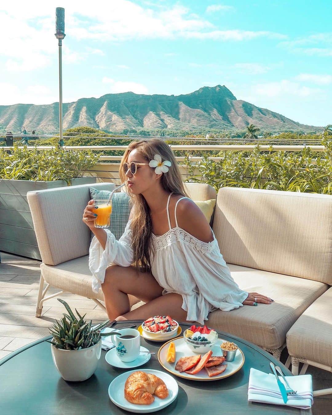 羽石杏奈さんのインスタグラム写真 - (羽石杏奈Instagram)「Perfect morning in the paradise. #hawaii ダイアモンドヘッドを眺めながら、南国らしい朝食🍳♡こういう気持ちいい朝、大好きすぎる。ハワイ行きたいー！ . 昨日からプライベートで、沖縄にきてるよー✌︎今年もう３回目だ🙋🏽‍♀️ photo in #hawaii #diamondhead #breakfast #paradise #amazing #oahu #honolulu #waikiki #flower #plumeria #island #islandgirl #summer #bluesky #islandlife #808 #ハワイ」7月12日 12時20分 - hawaiianna913
