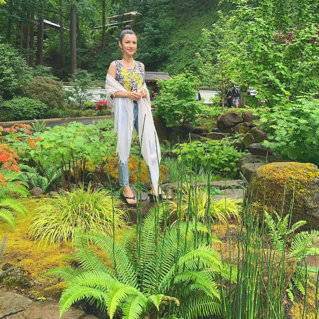 ノーマさんのインスタグラム写真 - (ノーマInstagram)「Portland Japanese Garden🎍 オレゴンの大自然と日本文化の融合が魅力的なポートランド日本庭園。世界屈指と言われる日本庭園なのだそう。 庭園に限らずこの辺りは苔がとにかく美しくて萌える。 オレゴンに20年暮らすおとんと。  #oregon #portland #portlandjapanesegarden #botanics #nomatrip #オレゴン #ポートランド #ポートランド日本庭園 #植物 #苔」7月12日 12時30分 - noma77777