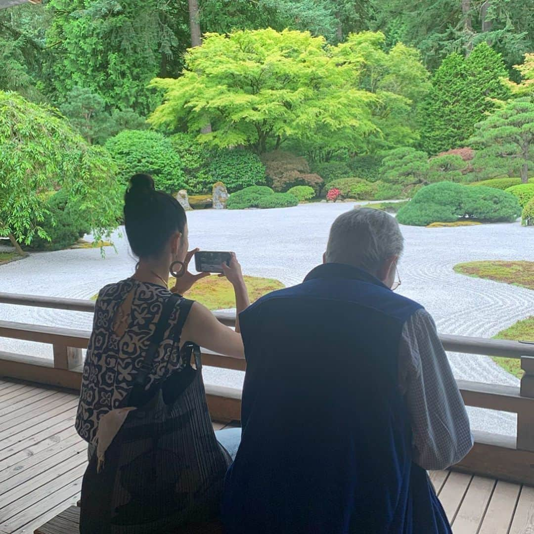 ノーマさんのインスタグラム写真 - (ノーマInstagram)「Portland Japanese Garden🎍 オレゴンの大自然と日本文化の融合が魅力的なポートランド日本庭園。世界屈指と言われる日本庭園なのだそう。 庭園に限らずこの辺りは苔がとにかく美しくて萌える。 オレゴンに20年暮らすおとんと。  #oregon #portland #portlandjapanesegarden #botanics #nomatrip #オレゴン #ポートランド #ポートランド日本庭園 #植物 #苔」7月12日 12時30分 - noma77777