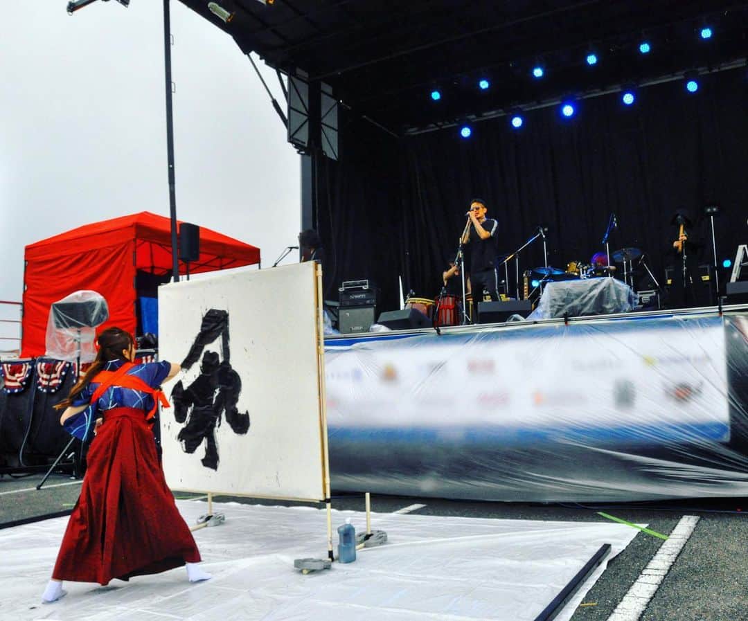 KAI_SHiNEのインスタグラム：「4th of July. @heavensdustofficial performed at YOKOTA Base🇯🇵🇺🇸 & collabolate with @shodoka_saori 🖌👘✨ Appreciated🙏  Photos By: Yokota FSS Marketing. No Federal endorsement of sponsor intended.  #heavensdust #live #life #vibe #independenceday  #music #taiko #和太鼓 #shodo #書道 #jp」