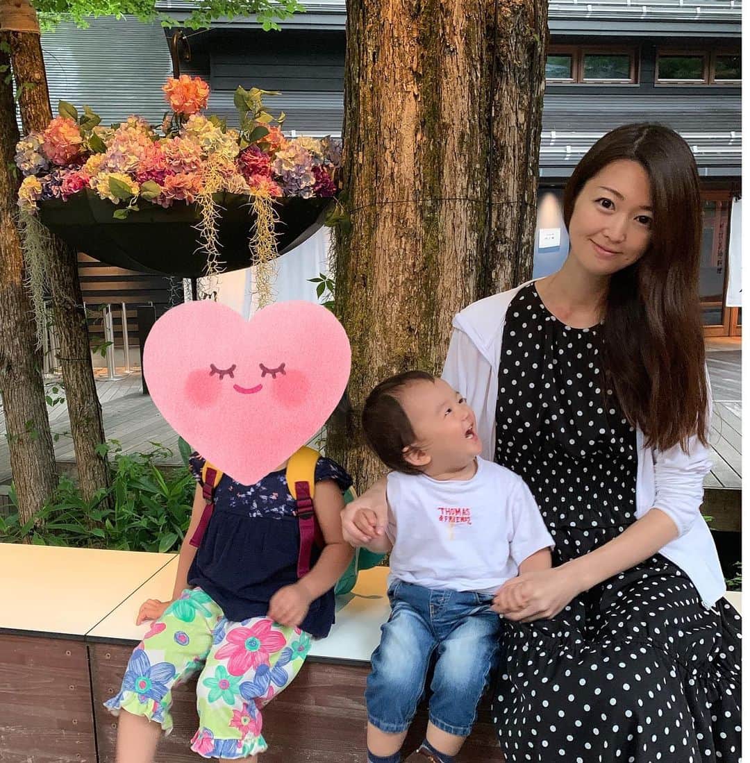 のインスタグラム：「今月、じいじばあば、姪っ子ちゃん、姉と３世代で#子連れ旅行 🚗 2年ぶりに#軽井沢 にいってきました🌲💕 . . 軽井沢は今までは年に1.2回行っていたけれど 子供が産まれて連れて行くのは初めて。行って、やっぱり好きだな❤️🌲と思いました🙆‍♀️ . . 2年前は自分の結婚式で軽井沢に行ったので、ちょうど同じ時期。今年も#ハルニレテラス では#アンブレラスカイ がやっていて、 前とはまた違ってランタンぽい場所や、紫陽花の場所もあってまた素敵でした❤️ 梅雨の時期の割には雨にもあまり降られず、 なんといっても3歳差の姪っ子ちゃんがお姉ちゃんしてくれて、ママの言うことを聞かない時でも姪っ子の言うことは聞くし、とても助かりました😭💕😂😂 . . 面倒見の良い姪っ子ちゃんに子分のようにくっついていったり、手を繋いで歩いていたりする2人を見てると微笑ましかったな👶（🔜スワイプ） 自然大好きな息子なのでお外でたくさん遊んで、とっても楽しそうでした😊そしてTHE都会っ子な姪っ子ちゃんは虫も動物も嫌いでありを見つけて目をキラキラさせて追いかける息子と正反対に、『虫怖い！帰る！』と言っていて男女の差を感じた瞬間😂 . . 行ったお店などはプロフィールから飛べるブログにもまとめています🙆‍♀️ . . #子連れ軽井沢 #軽井沢 #星野リゾート #赤ちゃんのいる生活 #3世代旅行 #1歳9ヶ月 #1歳児 #親子 #赤ちゃんのいる生活 #子連れでお出かけ #ママライフ #男の子ママ #育児日記 #成長記録 #ig_oyabakabu #happy #happydays」