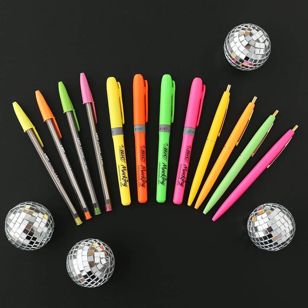 LOHACO（ロハコ）さんのインスタグラム写真 - (LOHACO（ロハコ）Instagram)「＼💙ロハコ限定💙／ ﻿ネオンカラーなボールペン&蛍光ペンセット登場✨． ． おしゃれなデザインと書き心地の良さが人気のBICの筆記具✏12本の欲張りセットにかわいいポーチのおまけ付きです！ ※ポーチの色はお選びいただけません ﻿ ﻿ ﻿ 上下で組み替えてツートンカラーにするのもかわいい"クリックゴールド"や、1.6mmのしっかり書ける蛍光ボールペン"クリスタル"、 握りやすいグリップと鮮やか発色が嬉しいハイライターグリップ。 お揃いのカラーでそれぞれ揃えました！ ﻿ クリスタルのグリーンは【日本未発売】です🎉 ﻿ ﻿ フランスデザインのクリアポーチにネオンカラーがよく映える限定セットが買えるのはロハコだけ♪ ぜひお見逃しなく💕 ﻿ ﻿ ＿＿＿＿＿＿＿＿＿＿＿＿＿＿ ﻿ ▼Instagramで紹介した写真の詳細は プロフィール @lohaco.jp から♪ ﻿ ﻿ ▼商品のURLはこちら https://685.jp/2XAvDqo ﻿ ＿＿＿＿＿＿＿＿＿＿＿＿＿＿＿ ﻿ ﻿ #ロハコ文具 #BIC #ボールペン #蛍光ペン #勉強垢 #ネオンカラー #ネオン #フランス#stationery #文房具 #stationeryaddicts #文房具好き #文具好き #女子文具 #文具沼 #文房具好きと繋がりたい ﻿ #なんでもロハコ #ロハコ #LOHACO #暮らし #くらし #インスタ映え ﻿ #lohacobyaskul #askul #アスクル」7月12日 12時35分 - lohaco.jp