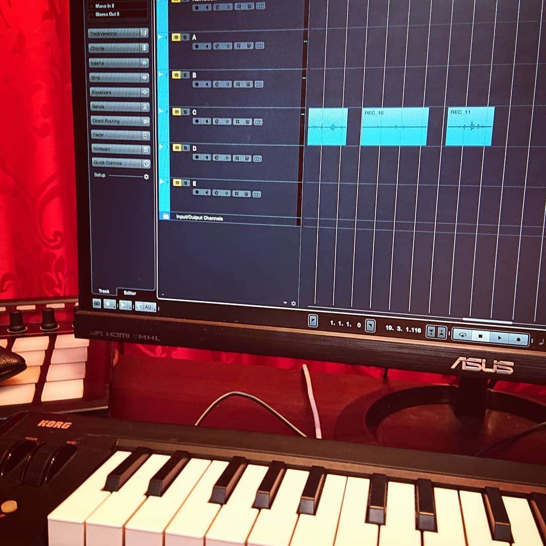 アナンダ・ジェイコブズさんのインスタグラム写真 - (アナンダ・ジェイコブズInstagram)「Engineering today for a voice actor. This is what my eyes see most of the time while making music, but it's so normal I never consider posting it. #cubase #normallife #computer #cutekeyboard #engineeringchick #recording #録音」7月12日 12時35分 - ananda_jacobs_