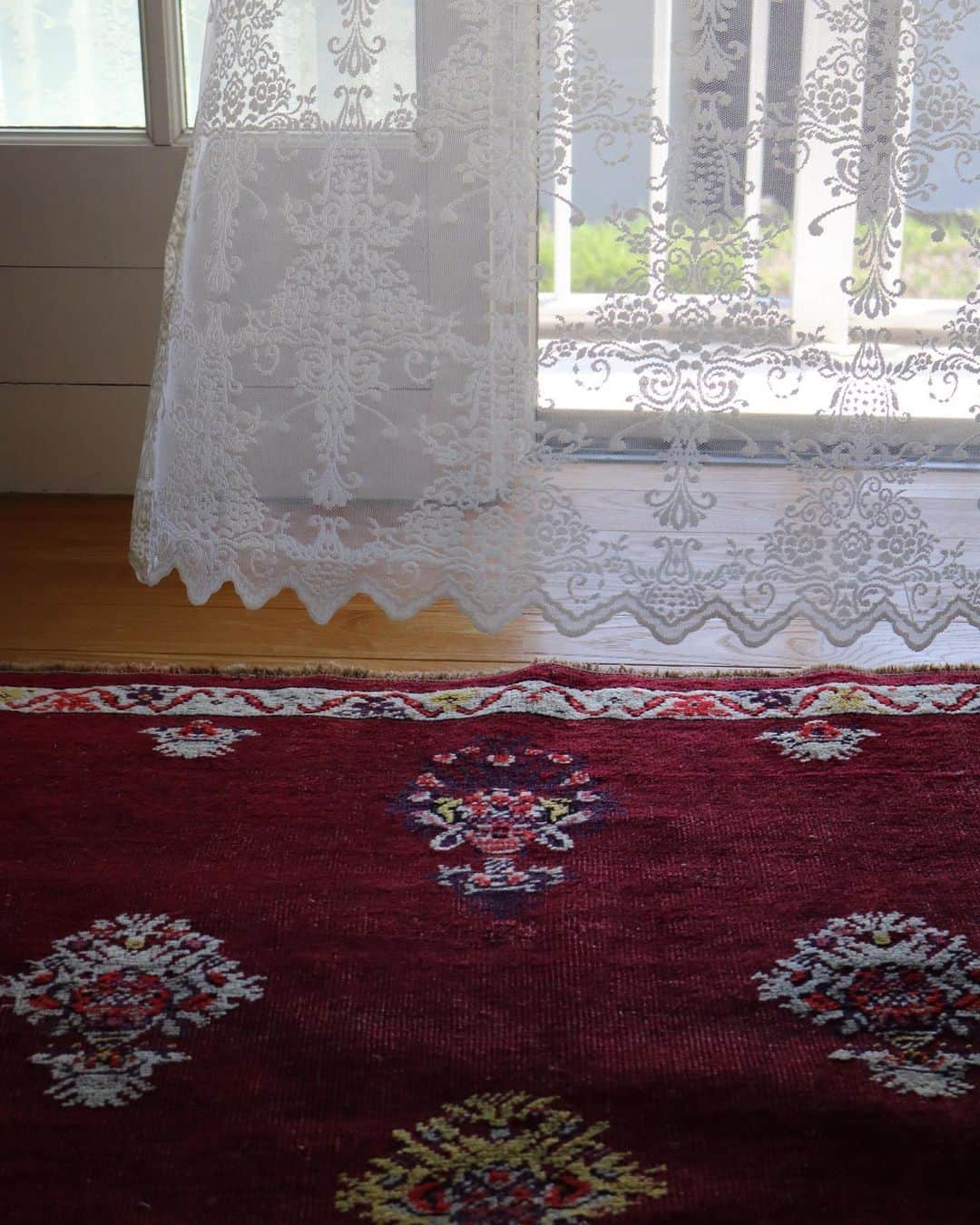 カーテン屋のシーズナルウインドさんのインスタグラム写真 - (カーテン屋のシーズナルウインドInstagram)「我が家のトルコレースとトルコ絨毯のゴールデンコンビ✨ 絨毯はヴィンテージです。 #インテリア#ラグ#絨毯#ベニワレン#海外インテリアに憧れる#カーテン屋の自宅#リビング#トルコ絨毯#lug#トルコレース#レースカーテン#家#家づくり#マイホーム」7月12日 12時35分 - seasonalwind_shizuoka