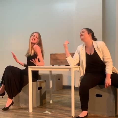 ヴラダ・ロスリャコヴァのインスタグラム：「Let’s bring Class back 😎😎 With super talented @reagan__bailee at @stellaadler  #chicago #velma #vladasinging」