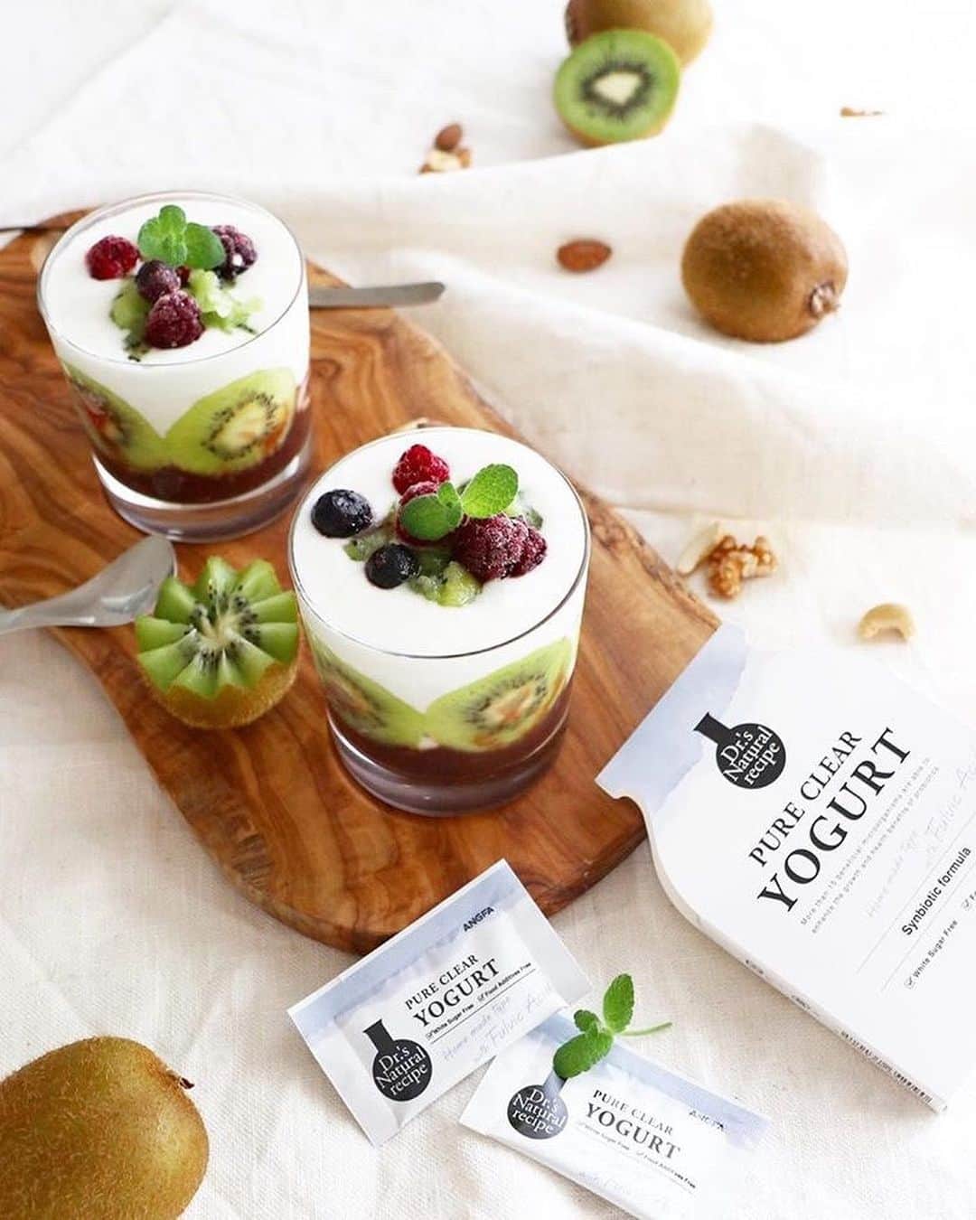 ドクターズナチュラルレシピのインスタグラム：「画像をタップすると商品が購入できます☝🍃⁣⁣ ーーーーーーーーーーーー⁣⁣ ⁣⁣ 【撮影： @lily_____11 さん】⁣⁣ #ピュアクレンズヨーグルト を⁣⁣ 素敵に撮影してくださいました。⁣⁣ ⁣⁣ 旬の「 #キウイフルーツ 」を使ったアレンジ。⁣ ⁣ 活きた菌がたっぷりの新鮮なヨーグルトを⁣ 食物繊維の豊富な「キウイフルーツ」といただけば⁣ お通じ改善にも効果的なデザートの完成。⁣ ⁣ 食後のデザートで⁣ 内側からスッキリを体験しませんか🌿⁣ ⁣ _______________________________⁣⁣ ＜公式LINEはじめました📱✨＞⁣⁣ 🔍LINE：[Dr.'s Natural recipe]で検索！⁣⁣ もしくは、3枚目の画像をスクリーンショット📷⁣⁣ お友達追加⇒QRコードリーダー⁣⁣ ⇒ライブラリから読み込みでお友達登録完了✅⁣⁣ お得な情報をお届けします☝✨⁣⁣ _______________________________⁣⁣ ⁣⁣ ⁣⁣ #ドクターズナチュラルレシピ #drsnaturalrecipe ⁣⁣ #アンファー #angfa ⁣⁣ #ヨーグルト #yogurt #乳酸菌 #ヘルシー #ダイエット #腸活 #体質改善 #キウイ好き #キウイ #ヨーグルトパフェ #ヨーグルト好き #デザート #フードフォト #instagood #foodstyling #instafood #うちカフェ #腸内フローラ #インナーケア #デリスタグラマー #breakfast #朝ごはん #キウイ」