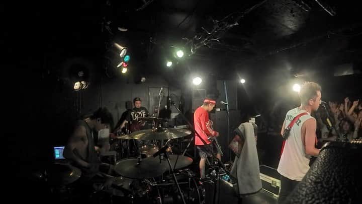 Bunta のインスタグラム：「宴の合図のラスト♨️🥁🎸♨️ インプロ的にクボティーと俺でやりあう感じが、TOTALFATのライブの中で気持ち良くて大好きな瞬間。あと何回このパートを演奏できるかな？😂🤣毎回噛み締めながら演奏しよう😘  I really like to play this kind of inprovisation part with @totalfat_kuboty !! ＃totalfat #drumforhappy #yamahadrums #zildjiancymbals」