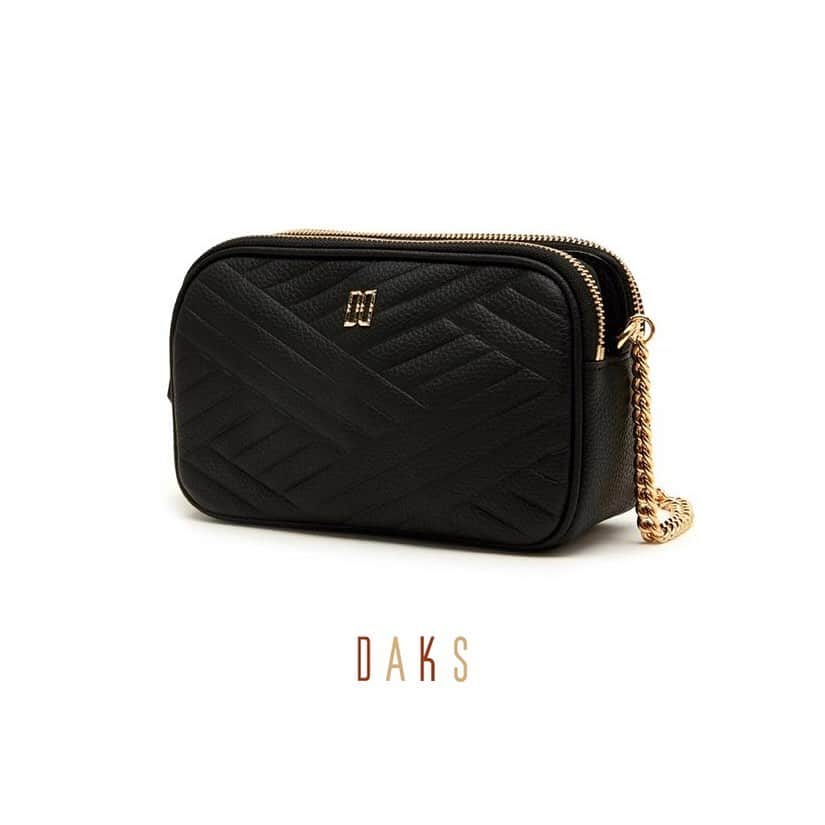 DAKS Koreaさんのインスタグラム写真 - (DAKS KoreaInstagram)「• DAKS accessories . 닥스만의 모던한 감성이 느껴지는 칼라일 패턴과 골드 DD장식으로 포인트를 준 3단 월릿백. 실용적인 수납공간의 심플한 월릿백은 다양한 스타일링으로 활용하기 좋은 아이템입니다. 닥스의 CARLISLE 3단 월릿백을 LF몰에서 만나보세요! . [CARLISLE] #DCWA9F217BK . #닥스 #닥스코리아 #닥스액세서리 #DAKS #DAKSACCESSORIES #Lfmall #여성가방 #여성크로스백 #미니크로스백 #블랙미니백 #월릿백 #월렛백 #가방추천 #여성가방추천 #가방스타그램」7月12日 12時58分 - dakskorea_accessories