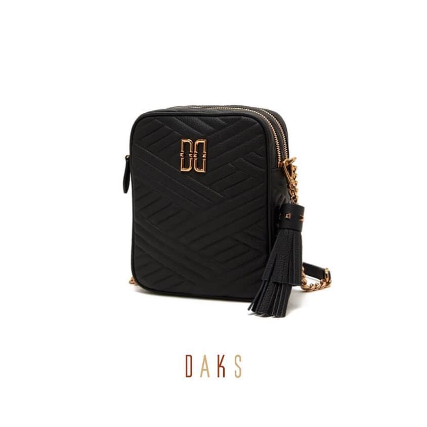 DAKS Koreaさんのインスタグラム写真 - (DAKS KoreaInstagram)「• DAKS accessories . 닥스만의 독특한 칼라일 패턴으로 포인트를 준 다양한 쉐입의 크로스백. 컴팩트한 사이즈로 언제 어디서나 휴대하기 좋은 닥스의 CARLISLE 시리즈 크로스백을 LF몰에서 만나보세요! . [CARLISLE] #DCBA9F363BK #DCBA9F366BK #DCBA9F367BK . #닥스 #닥스코리아 #닥스액세서리 #DAKS #DAKSACCESSORIES #Lfmall #여성가방 #여성크로스백 #미니크로스백 #블랙미니백 #가방추천 #여성가방추천 #가방스타그램」7月12日 12時55分 - dakskorea_accessories