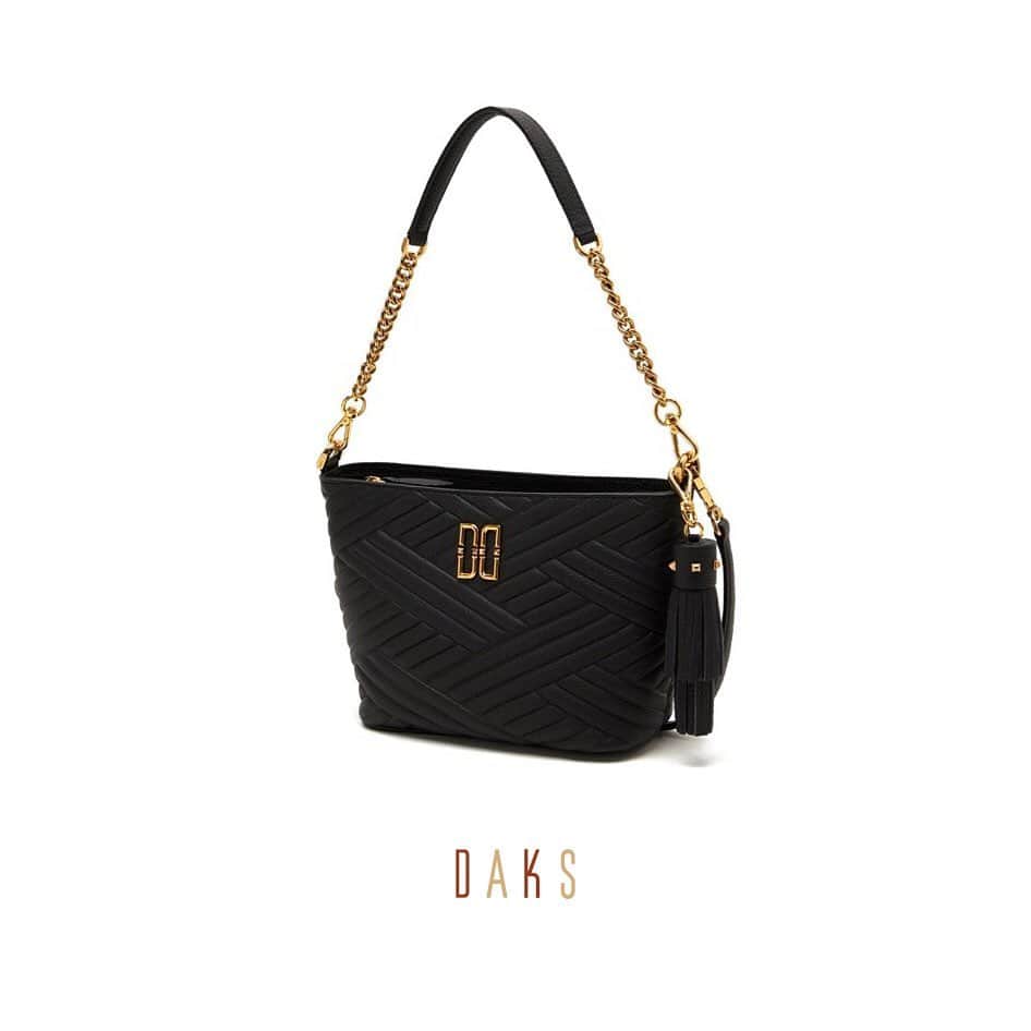 DAKS Koreaさんのインスタグラム写真 - (DAKS KoreaInstagram)「• DAKS accessories . 닥스만의 독특한 칼라일 패턴으로 포인트를 준 다양한 쉐입의 크로스백. 컴팩트한 사이즈로 언제 어디서나 휴대하기 좋은 닥스의 CARLISLE 시리즈 크로스백을 LF몰에서 만나보세요! . [CARLISLE] #DCBA9F363BK #DCBA9F366BK #DCBA9F367BK . #닥스 #닥스코리아 #닥스액세서리 #DAKS #DAKSACCESSORIES #Lfmall #여성가방 #여성크로스백 #미니크로스백 #블랙미니백 #가방추천 #여성가방추천 #가방스타그램」7月12日 12時55分 - dakskorea_accessories