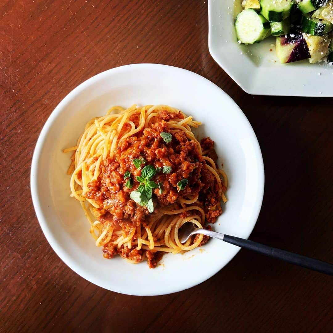 志摩有子さんのインスタグラム写真 - (志摩有子Instagram)「作り置きのタコのラグーでパスタ🍝 サラダはズッキーニみたいに太い夏の胡瓜に水茄子とちょっとだけ残ったセロリ。レモン汁、塩黒胡椒、オリーブオイル、仕上げにパルミジャーノ。うつわはパスタが亀田大介さん  @daisukekameta 、サラダが亀田文さん。夫婦共演、相性ばっちり。 #パスタ部 #亀田大介 #亀田文 #夏野菜 #タコのラグー」7月12日 13時00分 - ariko418