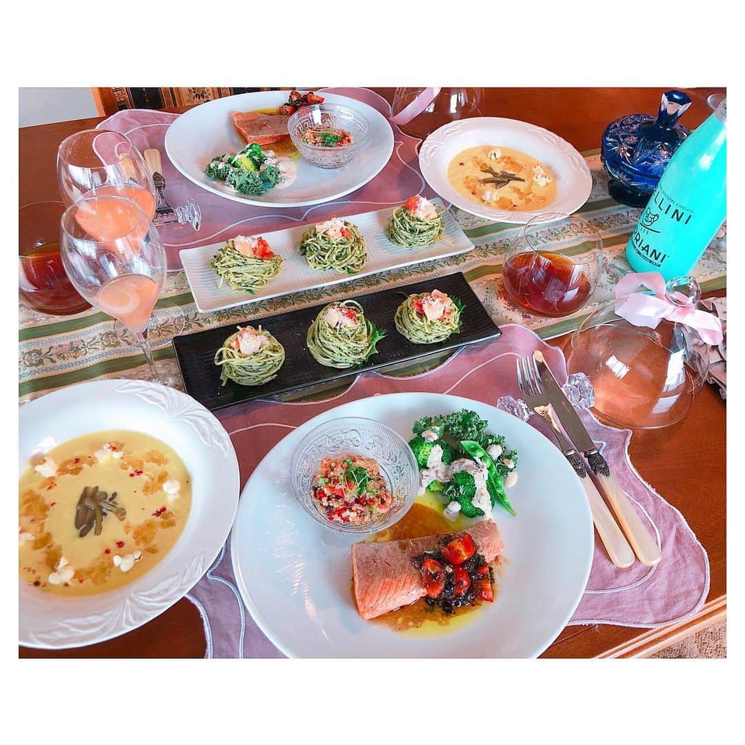 色紙千尋さんのインスタグラム写真 - (色紙千尋Instagram)「昨日のお料理教室🍴昔からプルーン好きでいつも冷蔵庫に入っているけど、料理に使ったのは初めて！美味しかった〜😋 #料理 #料理教室 #cooking #プルーンとキヌアのサラダ #サーモンのソテー #プルーンのヨーグルトソース #大葉ペーストの冷製パスタ #じゅん菜入り #コールドコーンスープ #コンソメジュレ #ポップコーン」7月12日 13時05分 - shikishi_chihiro