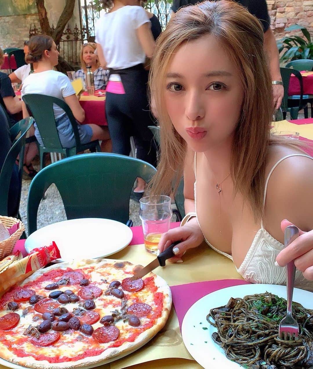 濱野りれさんのインスタグラム写真 - (濱野りれInstagram)「I came to the Birthplace of Squid Ink Pasta 'Torattoria Alla Madonna' ✨ Of course I also ordered Pizza too😋🍕This is the moment of considering which food I should eat first🤭✨ .. イカスミパスタ発祥のレストランへ🦑 ヴェネチアに来てなかったらヴェネチアがイカスミパスタ発祥の地だなんて知らずに生きてた😳 素敵な景色もだけど美味しいご飯が一番幸せ〜☺️💗 .. .. #Squidink#Squidinkpasta#pastapasta#pizza🍕#italytrip#visitvenezia  #veneziagram#venice#venezia #sanmarco#italyfood#fooditaly#veneziadavivere  #veneziaunica#nerodiseppia#Mipiace#Felice#Divertente#Carina#Bella #giapponese #asiatica #パスタ#イカスミパスタ#ヴェネツィア #歐洲#意大利 #이탈리아」7月12日 13時09分 - riregram