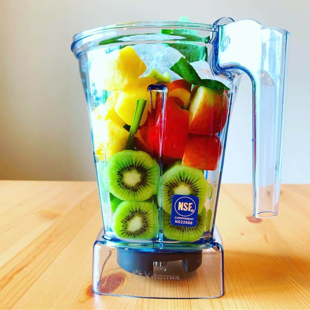 菊池沙都のインスタグラム：「🍋🍌🍍🍒🍎🍉🍏🥝🥬🥦 #vitamix #バイタミックス 始めました。 #スムージー#smoothie #スムージーレシピ 教えてください。 #スムージーダイエット 家電は全て大貴のセンスです👏✨」