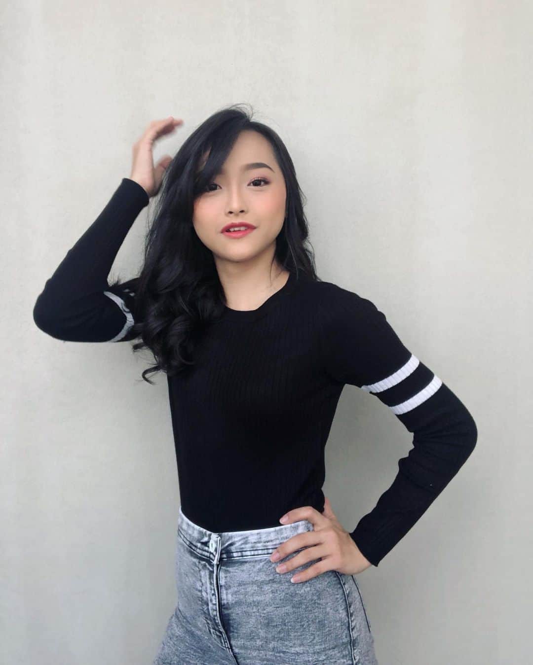 ロナ・アングラエニのインスタグラム：「Not ready & not so ready pose 😅」