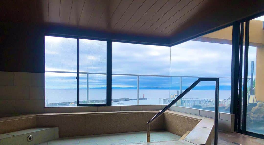 ～IRORIダイニング～ゆとりろ西伊豆さんのインスタグラム写真 - (～IRORIダイニング～ゆとりろ西伊豆Instagram)「大浴場のご案内 . . 〜ANNEX館〜 最上階には温泉がございます。晴れた日には180°に広がる駿河湾をご覧いただけます。中央に沈む夕日はまさに絶景です。 . ナノケアやナノスチーマー、カーラーなどを美容グッズも設置しております。 . . 2019年7月13日〜18日はプレオープン期間になり、特別価格でご予約頂けます。 この機会をお見逃しなく！ . . #伊豆 #西伊豆 #ゆとりろ西伊豆ANNEX #旅行 #旅行好きな人と繋がりたい #温泉 #家族旅行 #土肥 #海 #ビーチ #japan #izu #travel #sea #onsen #sunset #beach #summer #hot spring」7月12日 18時50分 - atarayo_nishiizu