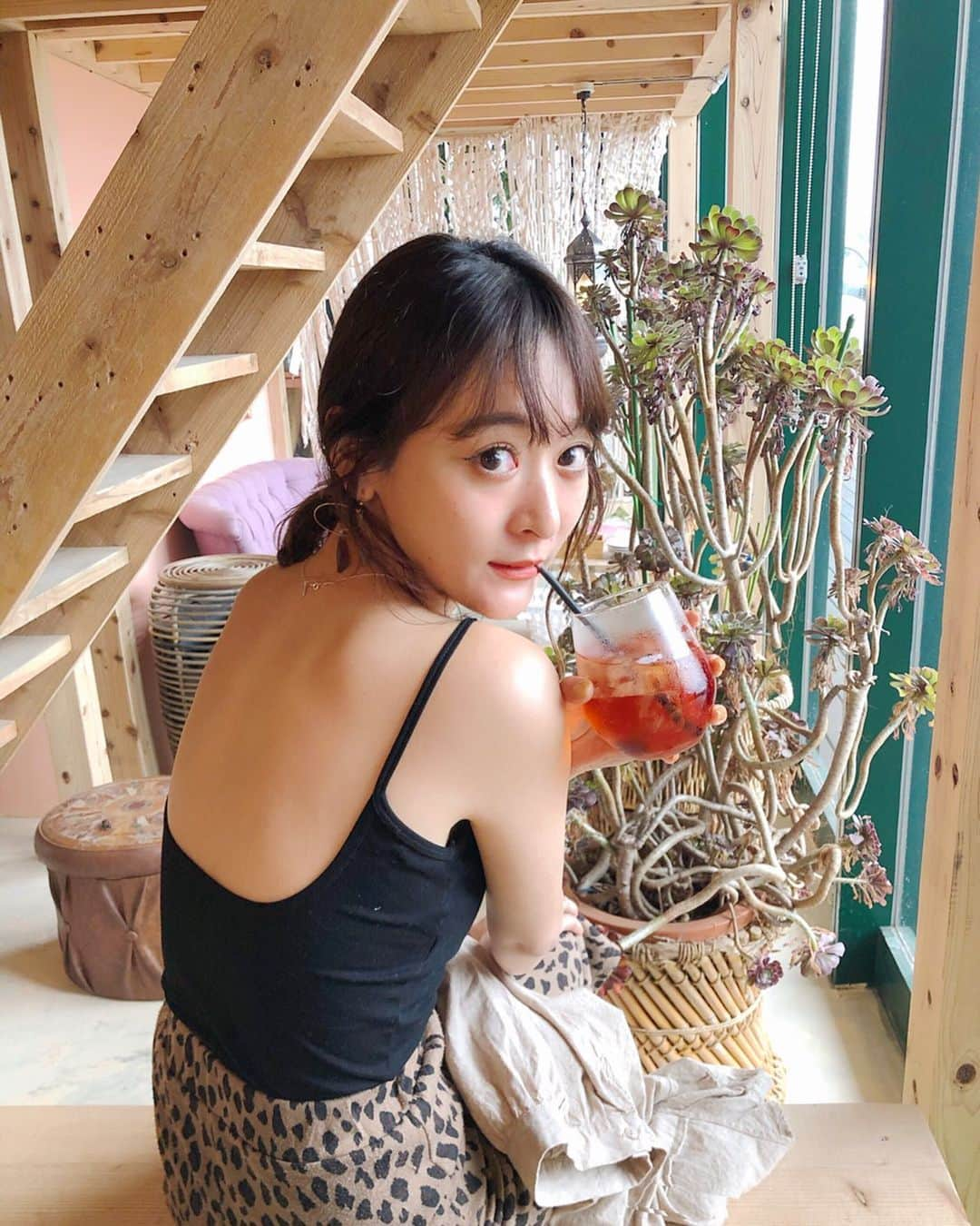 難波礼華さんのインスタグラム写真 - (難波礼華Instagram)「ピスタチオハイビスカスティ飲んじゃって🌺 昨日涼しかったのにキャミ可愛いから脱いでた🤟 @happy_official.okinawa のやつだよ💕 今年も沖縄遊びに行きたいなぁ〜🌺 日焼け止め塗ってないから着々と日焼けしてきてる👩🏼‍🦰」7月12日 18時51分 - ayakanamba