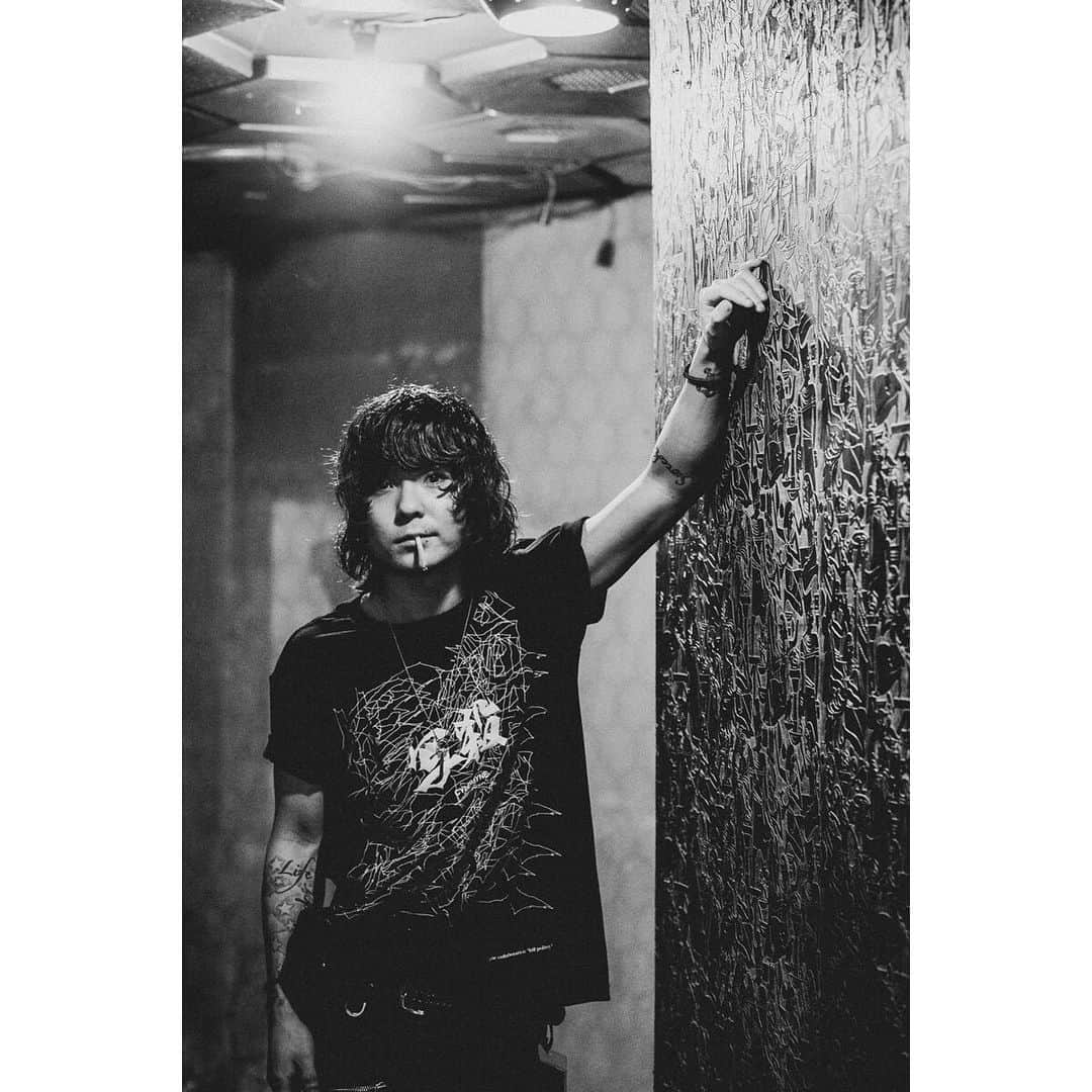 青木カズローさんのインスタグラム写真 - (青木カズローInstagram)「‪Crossfaithのたっちゃんも、写殺Tシャツ着てくれた😭‬﻿ ﻿ ‪似合ってるなぁ。‬﻿ ‪ありがとう、たっちゃん！‬﻿ ﻿ ‪14日発売、詳細は↓‬﻿ ‪http://cyber-dyne.jugem.jp/?eid=1586‬﻿ ﻿ ‪#Crossfaith‬﻿ ‪#写殺‬﻿ ‪#CYbERdYNE‬」7月12日 18時51分 - cazrowaoki