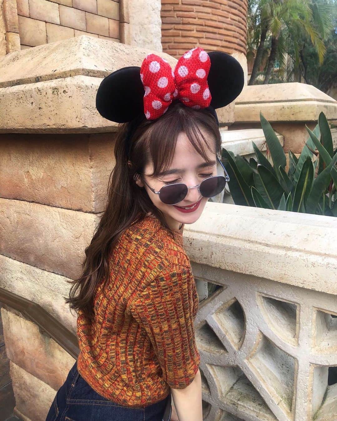 平木愛美のインスタグラム：「本日お撮影おつかれさまでした♡  今夜は、やっとの大好きさんに会えるhappyな日🧚‍♂️💕 皆んなは夜何してすごしますか？🌜 大切な事務所の、お仕事仲間の皆さんと過ごしパワーをもらった週明けの写真を思い出に更新しとく！ たーのしかったなあ！！！！ くみさんのお誕生日をお祝いできるのも７年目…🎂❤️実は初めてのお祝いもディズニーシーでのお誕生日会でした👑  時が経ち、今もこうして色んなことが変わったり変わらずだったりしながら、皆さんと過ごせる時間に感謝です。 . 最初は右も左もわからずで、雑誌のお仕事が決まると同時に１０代の頃上京して。とにかく毎日が必死であっというまで✨✨ ひとり暮らしの生活もはじめてで最初は洗濯機の回し方さえわからなかったなあ。笑 実は、明日の電車賃もない！！！って涙ポロポロな日もありました。笑 人生にそんな時がくるなんて思ってもいなかったけど、この世界がそんなものだったのか、お仕事に対して本気で日々全力で向き合ってるつもりが、生活さえギリギリの時もあったり。 こんなこと言葉にしたの初めてかも？  そんな中で事務所というものに対して悩んだりした時期もあり。離れようと考えた時もあったのですが。 まず自分自身がやっぱり行動することが大切で、 しっかりと話し向き合うことも大切。 そして本気で真面目に続けていると、叶っていくことが色々あったり。みてくださっているかたがいたり。 一歩一歩、環境もよくなり。 そしてこうして今があります。  向き合ってきてくださった、事務所に感謝です。  何より社長さん筆頭に、あたたかさのある、愛のある、エンターテイメントとして人々に感動をと本気で熱く考えられているところが、、、 たまたまこの事務所に出会えたこと、本当に良かったなあと思っています。  そして今、お仕事ができている日々に感謝です。  応援してくださってる、こうしてみてくださるかたがたあってのことなので、皆さんには本当に、溢れる感謝でいっぱいです。愛です。 . どんどんパワーアップしていく先輩がたやどんどん増えてく後輩さん、がたにそして事務所の皆さんに、わたしもしっかり！ まだまだステップアップできるよう、自分自身楽しみながら💖 前進してゆきます！！！ まだまだ道の途中だったり、今後がどうなるかなんてわからない世界だけど！ まだまだでてくる、更にしたいこと。実現したいこと。🧚‍♂️🧚‍♂️ワクワクです✨  ちょうど、ストーリーの質問で、やりたいこともなくて就活が苦しいです。 とコメントを頂いて。私は就活をしたことがないので簡単に応えられずだったのですが、、 もし私だったら、やりたいこと。がなかったら、 ひとまずは飛び込んでみます。そしてスタートはそこから。その環境を、自分にとってhappyなものに、熱くなれるものに。 できたら最高ですよね☺️🌼 皆さんはどんなお仕事されておりますか？！🌈 #model #vithmic」