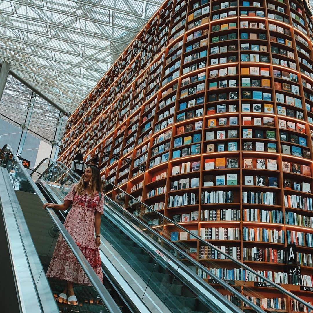 アリッサ ウーテンのインスタグラム：「Prettiest library I’ve been to!」