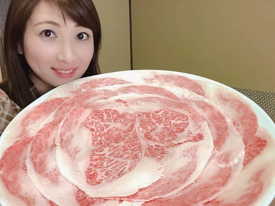 のインスタグラム：「先日の山形小野川温泉でのイベントでは、昨年に引き続き、旅館春木屋さんに宿泊させていただきました！  イベント前に綾ちゃんと夕食！  米沢牛のしゃぶしゃぶ〜！(昨年はすき焼きでした)  もう本当にとろけるお肉が美味しすぎました！  他のお料理もどれも美味しくて、大満足でした♪  温泉も気持ち良かった〜♨︎ 春木屋さん、2年連続ありがとうございました！」