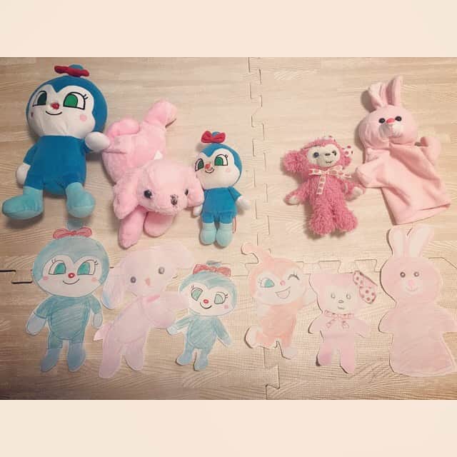 日高薫のインスタグラム：「今日は娘ちゃんのリクエストでお気に入りスタメン達を朝からお絵かき 🙂💦✏️💚 雨の日は☔️お外遊び出来ないので1日が長く感じます〜😹 皆さんもご自愛下さいませ😌🌻🌺 #雨の日のお家遊び  #お絵かき  #スタメン達  #ドキンちゃんだけいない #おうちあそび  #次は何して遊ぼう😇 #2歳  #女の子ママ」