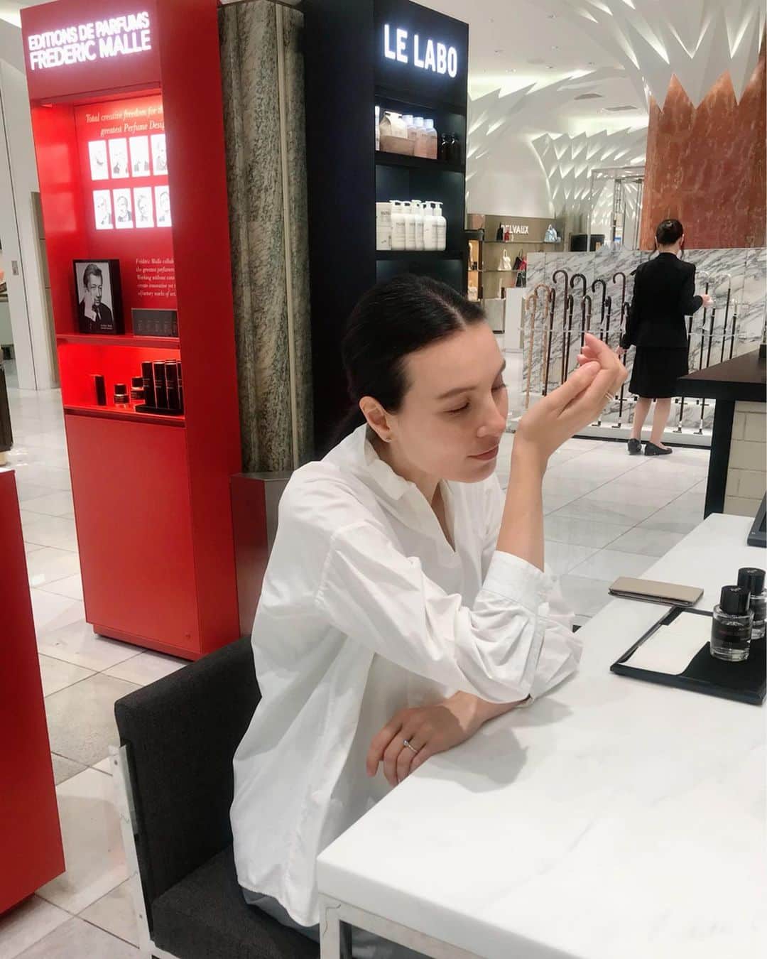 のインスタグラム：「パルファム ブランド FREDERIC MALLE 「フレデリック・マル」 @fredericmalle  初めて出会った時、こんなにも洗練されて、芸術的な香水が存在することに驚きました。 香りからストーリーが描ける、そこまでの奥深さがある香りを体験したことは初めてで感動しました。 世界最高峰の12名の調香師を集め、最上級の原料と最新のテクノロジーで創あげられている香りはまさに特上のラグジュアリーです。 ２６種類もあるパルファムはどれも美しい個性があって、自分に合う香りを選んでいるプロセスはなんとも幸福な時間でした。  その中から私がセレクトしたのはフレッシュで清潔感な印象をもつ Geranium pour monsieur　 ゼラニウムプールムッシュー 「紳士のためのゼラニウム」 ゼラニウムの先きに香る透明感のあるミントにグッと惹かれました。  フレデリック・マルの香りを纏うと不思議と心が豊かになり、安心感に包まれます。  出会いから半年、 今や私の生活には欠かせない存在となっています。  先日、日本橋三越のフレデリックマルに訪れ、新たにお気に入りの香りに出会ってしまいました。  ご紹介してくれた @miwa_ozawa ちゃん ありがとう❤︎ #fredericmalle #フレデリックマル #パルファム #紳士のためのゼラニウム #特上のラグジュアリー #調香師 #田沢美亜 #tokyolife #香りのある暮らし」