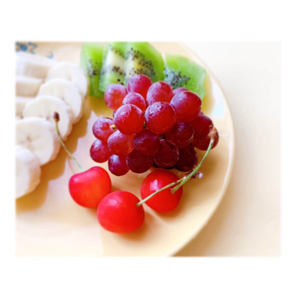七瀬遥さんのインスタグラム写真 - (七瀬遥Instagram)「フルーツ盛り✨💕🥝🍒🍌🍇✨😉💕 #さくらんぼ#葡萄#バナナ#キウイフルーツ#フルーツ盛り#cherry#banana#grape#kiwi#fruits#delicious#love#good#happy#smile#tokyo#japan」7月12日 13時47分 - haruka_mh