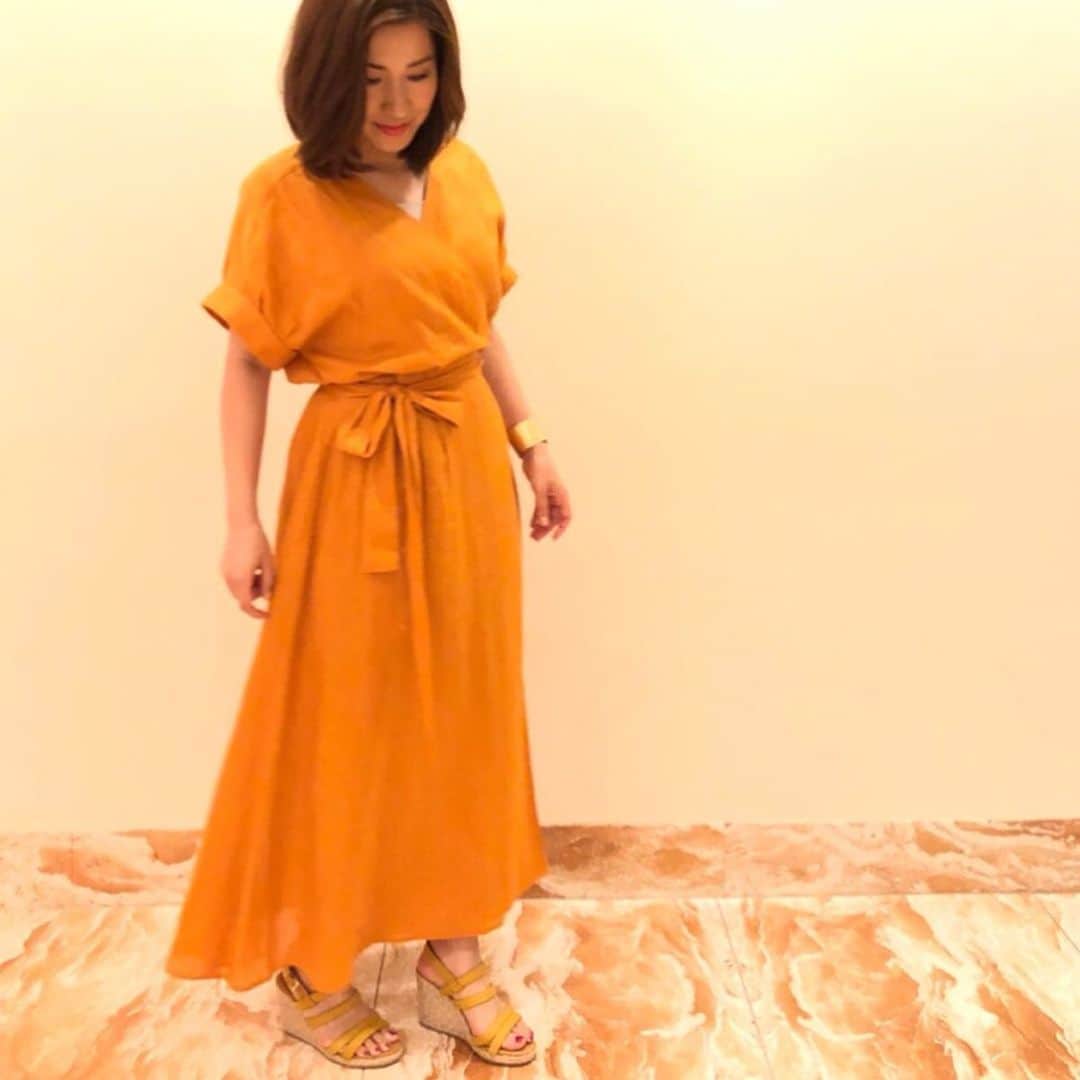 のインスタグラム：「先日の花王 エッセンシャル flatの発表会で着用した @enchainement_official のオレンジワンピース👗🍊_ 軽やかな着心地で、タウンもリゾートも、いろんな所で着たい感じ🙋‍♀️_  #アナカノワー #Unacanoir #アンシェヌマン #ENCHAINEMENT」