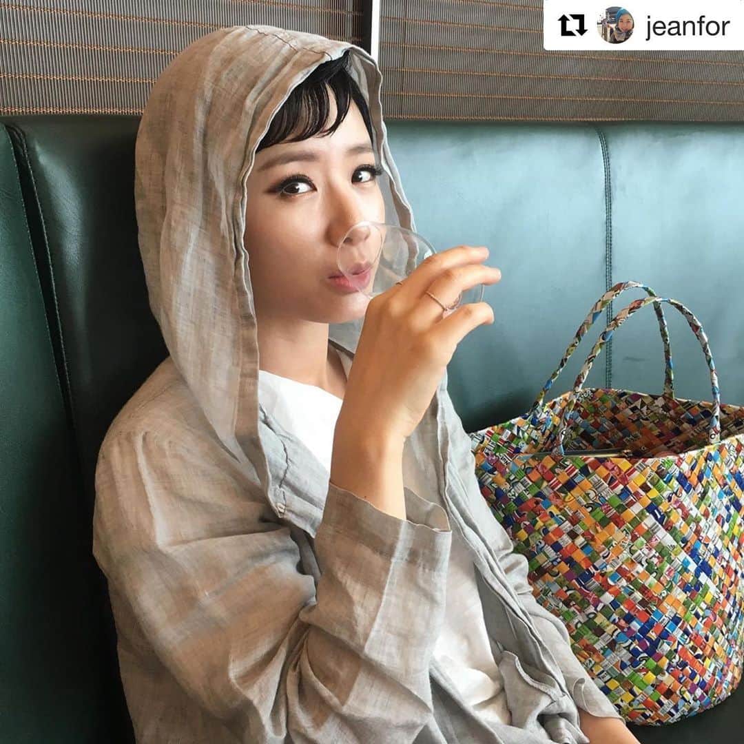 パク・キヨンさんのインスタグラム写真 - (パク・キヨンInstagram)「그제 아침 비행시간 기다리며 아침 와인🍸  #Repost @jeanfor with @get_repost ・・・ 여보세요 아직 여덟시 안됐거든요 #몸에좋은 #아침와인 #morningwine @noel_bella_kiana #its5pmsomewhere」7月12日 14時03分 - noel_bella_kiana