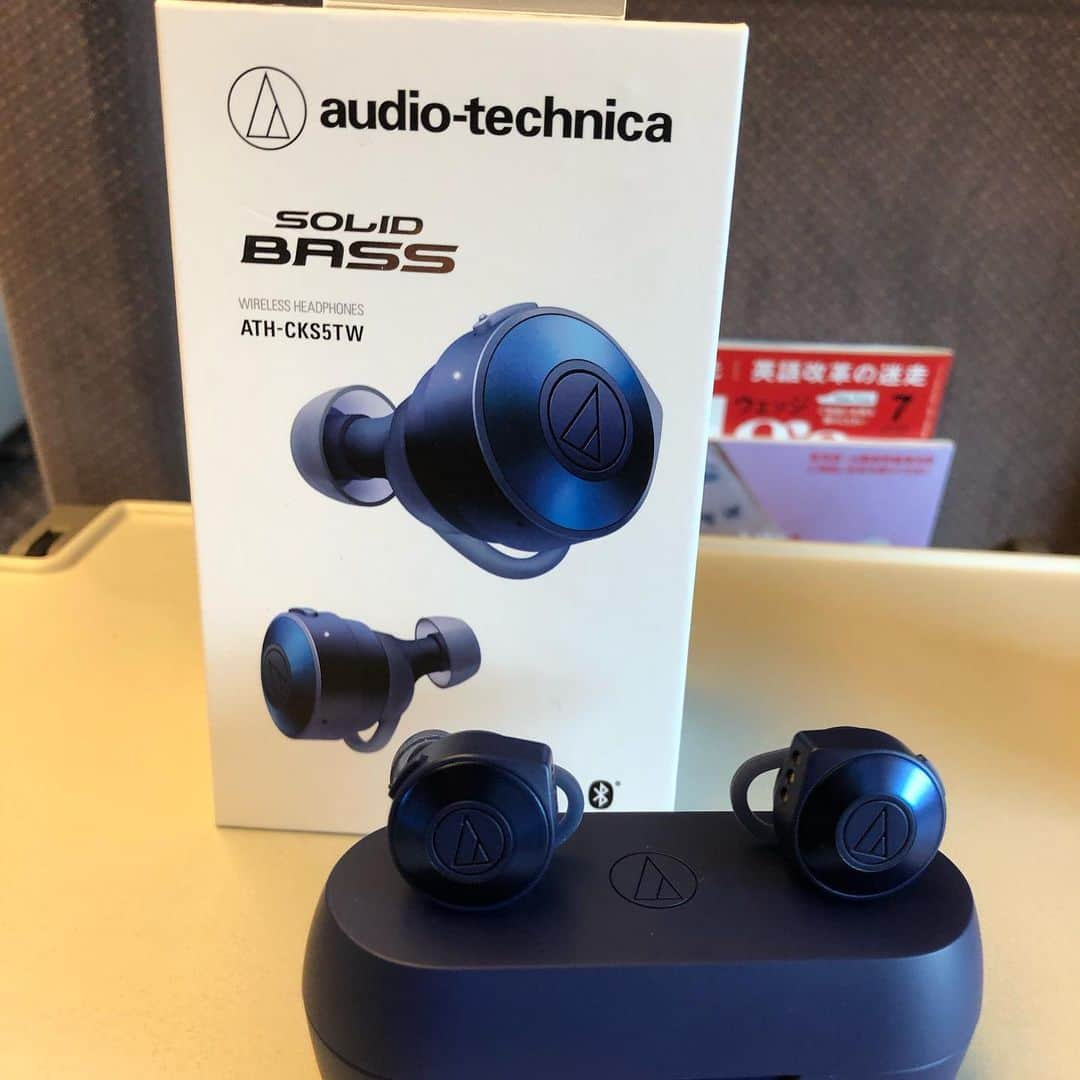 無良崇人さんのインスタグラム写真 - (無良崇人Instagram)「今日発売のaudio-technicaの新作トゥルーワイヤレス【ATH-CKS5TW】をイーイヤホン秋葉原店に寄って入手してきました！！ 待ちに待ったSOLIDBASSシリーズの完全独立ワイヤレスイヤホン！！ このシリーズは低音の量が特徴的ですが、低音の量に負けないようにボーカル音域がちゃんと出るようになってめちゃ進化してました！！ しかもイヤホン単体で15時間再生。。飛行機で東京からニューヨークまで充電せずに使えるじゃないか。。ノリのいい曲聴く方おススメですよ！！ .. 只今サンクスツアー滋賀公演に向け移動中です！皆さん会場でお会いしましょう！  #audiotechnica  #ATH-CKS5TW #truewireless  #低音好き #低音好きにはたまらない #オーオタ #nomusicnolife  #takahitomura #無良崇人」7月12日 14時11分 - takahitobh5d