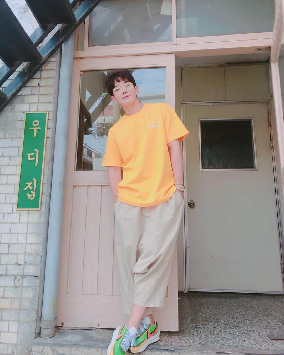 オン・ジュワンのインスタグラム：「동네에 생긴 이쁜 카페☕️ 아는동생이 하는 가게라 더 반가웠던~ 날 좋은날은 커피지~」