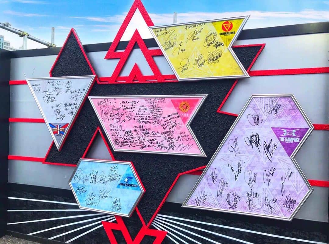 のインスタグラム：「. 🏮ブース紹介🏮 . . サインボードが展示されました✨⤴︎ . ⭐️EXILE ☠️三代目 J SOUL BROTHERS 👑GENERATIONS 👊THE RAMPAGE 💫FANTASTICS . 今年は5グループが立ち見スペースに登場‼️ Check it out👁✨ . . #居酒屋えぐざいる #居酒屋えぐざいる10thANNIVERSARY #10周年 #10thANNIVERSARY #お台場 #夏休み #わくとま #EXILE #三代目JSOULBROTHERS #GENERATIONS #THERAMPAGE #FANTASTICS」