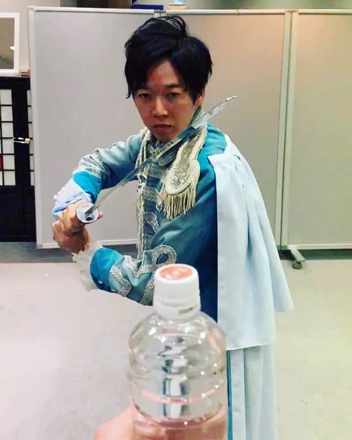 藤本聖のインスタグラム：「35歳になりました. . いくつになっても挑戦し続けていく大人になりたい. . だからボトルキャップチャレンジ（中二病アレンジver.） . これからも華麗に舞踊ります. . . . #7月12日 #誕生日 #中村玉緒さん #ももクロ百田夏菜子さん #イ・ビョンホンさん #タナからイケダ田邊 #ボトルキャップチャレンジ」