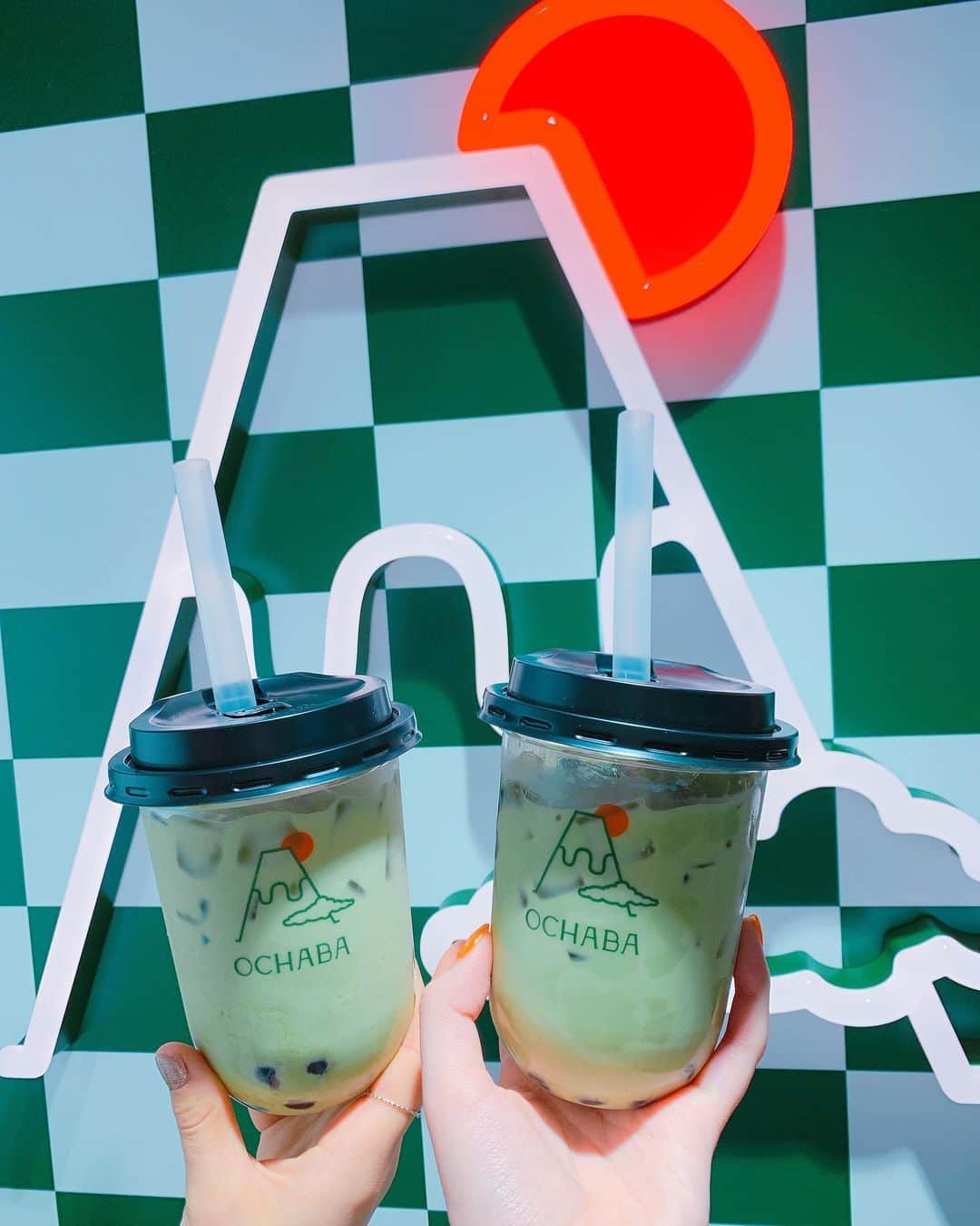 のインスタグラム：「🗻 #ochaba 最近はわらび餅も飲み物に入れるんだね😳 しかも丸かったからタピオカかと思ったよ〜！ わちゃんは白玉もトッピングしててたよ♡ ミルクティーの味もめちゃうまで感動しました！ プリクラも久々に撮ったけど、昔より目大きくなってない！？ どんどん盛り盛りなってくのかな！？」