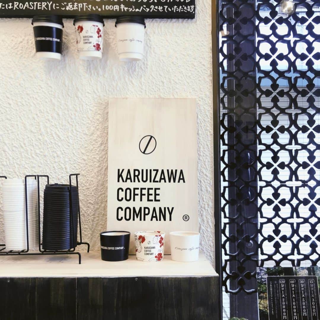 三浦マキさんのインスタグラム写真 - (三浦マキInstagram)「Karuizawa is one of my favorite Summer gateway destination from Tokyo.  1. Karuizawa coffee. Cosy, nice  and of course, coffee in itself is so good.  2.ENEKO karuizawa. They open only in this summer. Before they move to another place, you gotta visit and enjoy this atmosphere.  3.Crescent * No words. enjoy ‘peaches’🍑。 * 再訪したい、軽井沢のお店たち。 ➀味、雰囲気、デザイン、全てがツボだった @karuizawa_coffee_company_stand !! 次回も絶対立ち寄る✨ * ②この夏軽井沢に限定オープンの @eneko_karuizawa 。 西麻布店と同じ最初のおもてなしで味わえるピクニック感。からの美味しいお料理の数々に、最後のデザートはこの演出✨ また、サプライズでお誕生日のお祝いもしてもらいました❤️Thank you-!!!!! * * ➂世界で一番好きな食べ物、桃🍑 そんな桃がふんだんに食せる贅沢な桃パラダイスは  #crescent 軽井沢にて。 * * * * * #karuizawa#coffee#karuizawacoffee #karuizawacoffeecompany #cafe#eneko#enekokaruizawa #peach#summer#summergateaway」7月12日 14時37分 - makimiura__la