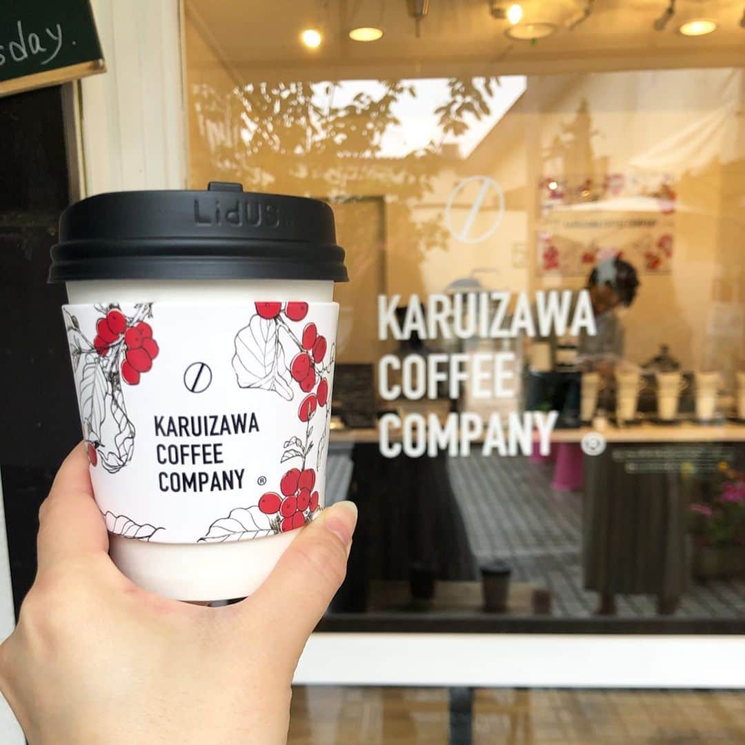 三浦マキさんのインスタグラム写真 - (三浦マキInstagram)「Karuizawa is one of my favorite Summer gateway destination from Tokyo.  1. Karuizawa coffee. Cosy, nice  and of course, coffee in itself is so good.  2.ENEKO karuizawa. They open only in this summer. Before they move to another place, you gotta visit and enjoy this atmosphere.  3.Crescent * No words. enjoy ‘peaches’🍑。 * 再訪したい、軽井沢のお店たち。 ➀味、雰囲気、デザイン、全てがツボだった @karuizawa_coffee_company_stand !! 次回も絶対立ち寄る✨ * ②この夏軽井沢に限定オープンの @eneko_karuizawa 。 西麻布店と同じ最初のおもてなしで味わえるピクニック感。からの美味しいお料理の数々に、最後のデザートはこの演出✨ また、サプライズでお誕生日のお祝いもしてもらいました❤️Thank you-!!!!! * * ➂世界で一番好きな食べ物、桃🍑 そんな桃がふんだんに食せる贅沢な桃パラダイスは  #crescent 軽井沢にて。 * * * * * #karuizawa#coffee#karuizawacoffee #karuizawacoffeecompany #cafe#eneko#enekokaruizawa #peach#summer#summergateaway」7月12日 14時37分 - makimiura__la