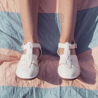 ロサモサさんのインスタグラム写真 - (ロサモサInstagram)「one of only a few: Shake sandals in brisk white ~ link in bio ~ @yasminahaddad  @rike_hemedinger_  @sofieroyer  @castingbuerowien ~ #whiteshoes #shoelover #shoelove rosamosa #wien」7月12日 14時47分 - rosamosavienna