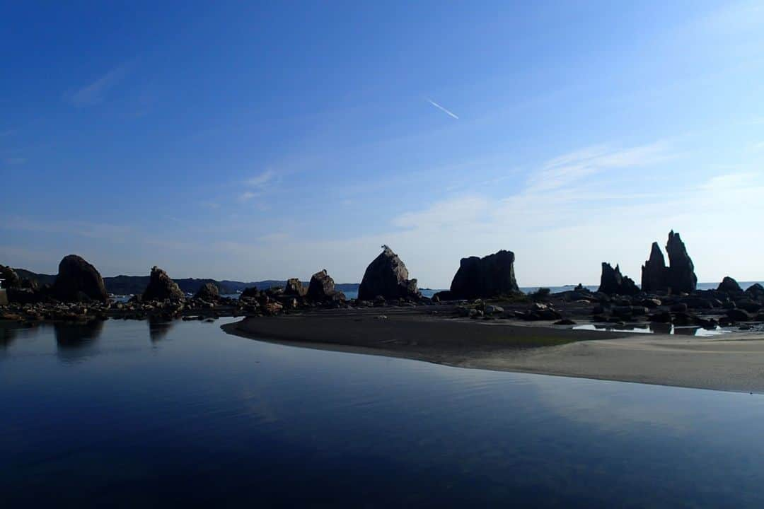 日本の国立公園さんのインスタグラム写真 - (日本の国立公園Instagram)「Follow: @nationalpark_japan⠀ Location: hashiguiiwa/串本町　橋杭岩⠀ .⠀ These Hashigui-iwa rocks rise over the sea surface of the geosite in Kushimoto-cho. At low tide, you can approach the rocks by foot.⠀ Local folklore tells that this is the site where the legendary Buddhist monk, Kobo-daishi, competed in building a bridge against the demon of perversity, Amanojaku.⠀ .⠀ On our Instagram, we will also share wonderful photos of National Parks of Japan posted on Instagram with the tag #nationalparksjp. We look forward to your participation!⠀ .⠀ #YoshinoKumanoNationalPark #吉野熊野国立公園 #三重県 #奈良県 #和歌山県⠀ .⠀ #NationalPark #nationalparks #nature #findyourpark #instafollow #japan #landscape #landscape_lovers #ourplanetdaily #landscapephotography #hiking #outdoors #traveling #travel #explore #visitjapanjp #日本 #國家公園 #일본 #국립공원 #国立公園」7月12日 15時00分 - nationalpark_japan